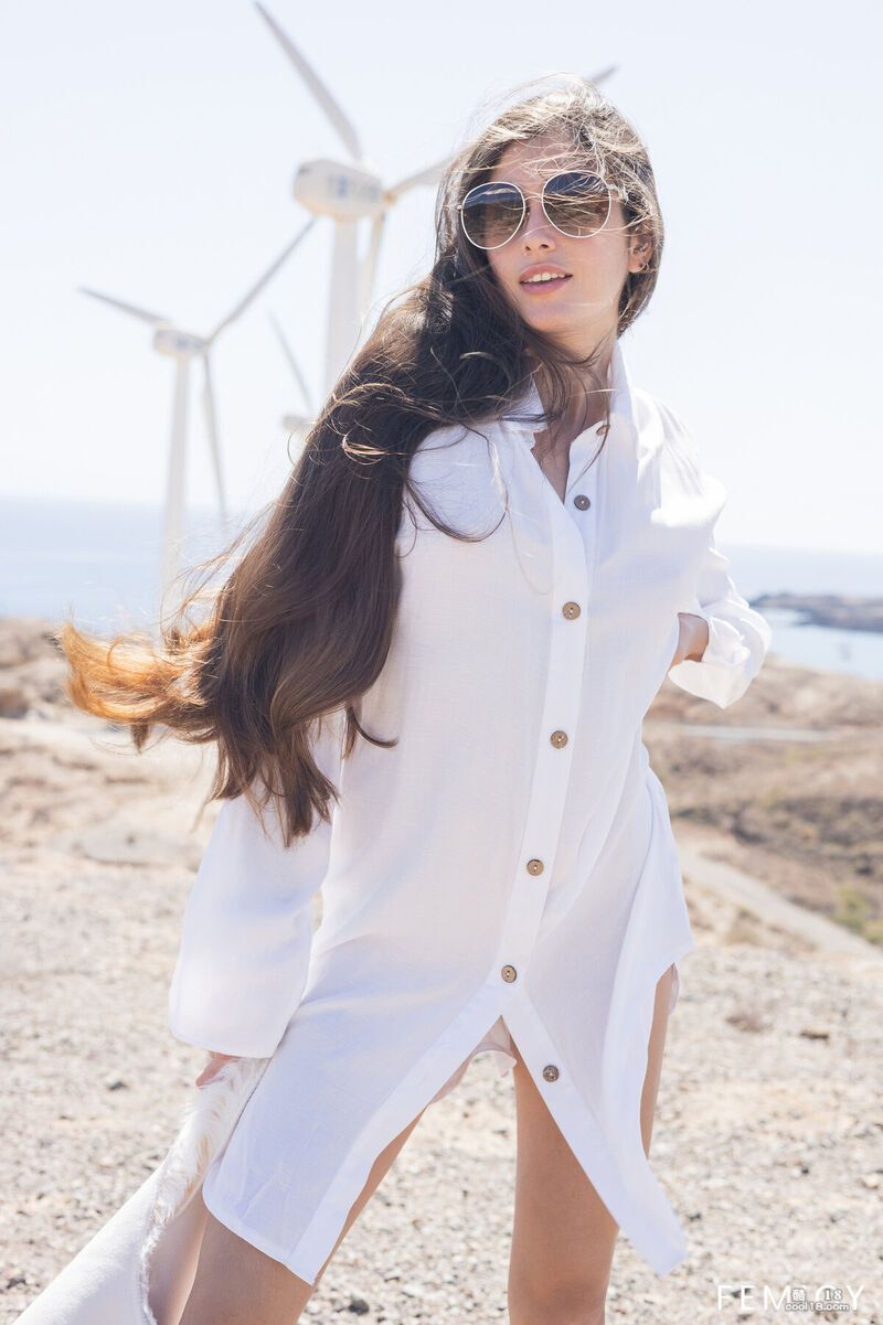 埃斯芬格的挺翘乳房和丰满臀部慢慢地显露出来 Esfinger's perky b