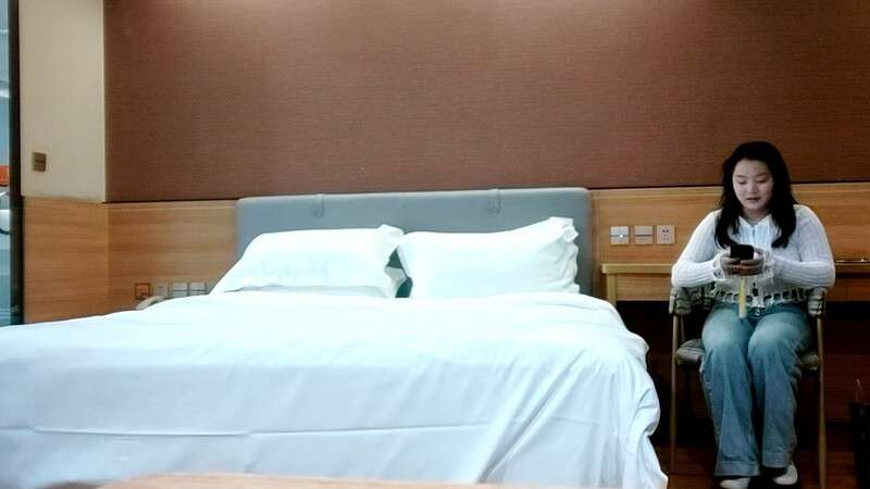 深夜约操19岁嫩妹+端庄秀气美女和男友干两炮 Late night date with a 19yearold young girl + dignified and delicate beauty and her boyfriend have sex twice