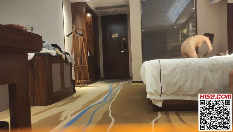 御姐美女数完现金，黑丝撕开口交配合 After the beautiful lady counted the cash, she tore off her black stockings and cooperated with her oral sex