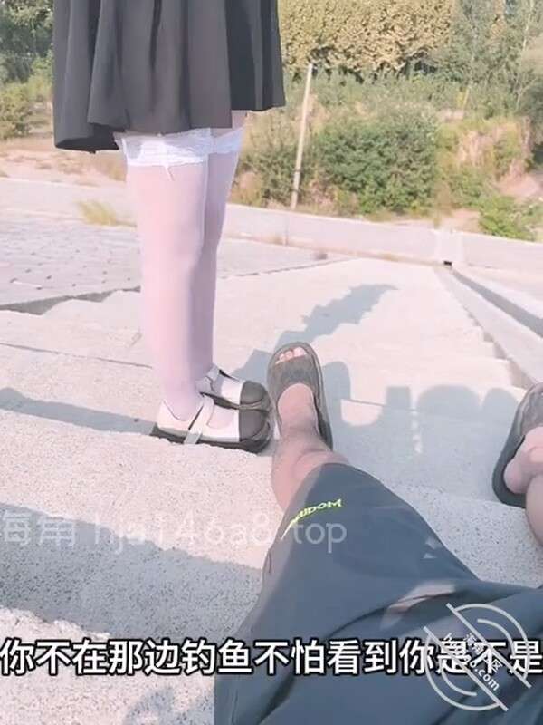 妹妹的第一次给了我  户外野战被别人看光了 鲜嫩白虎穴一插到底 My sister gave it to me for the first time. The outdoor sex was watched by others. The fresh white tiger hole was penetrated to the end.