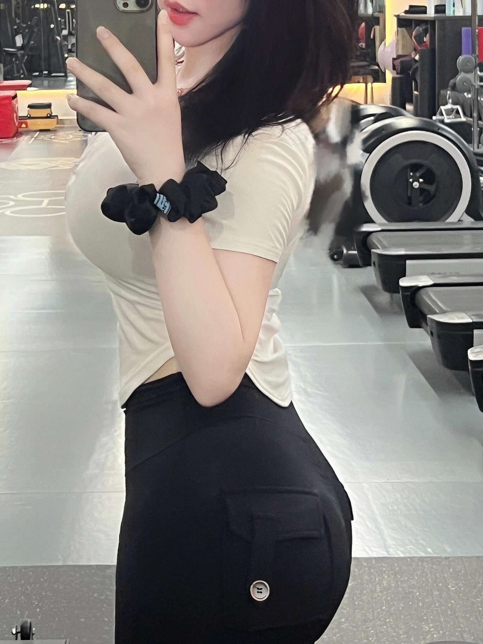 健身房里的完美曲线人妻身材写真 Perfect curvy wife body photo in the gym