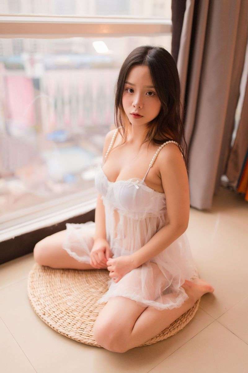 雅拉伊异域美少女木木夕Mmx窗边写真白色蕾丝睡裙展现曼妙身姿 Yalayi exotic beauty Mumuxi Mmx takes a photo by the window in a white lace nightdress showing her graceful figure