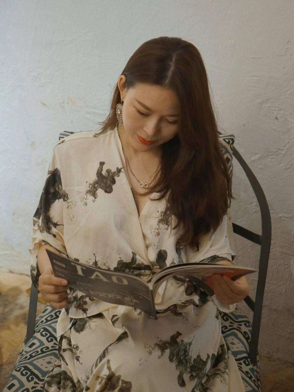 午后阳光下的优雅女子 Elegant woman in the afternoon sun