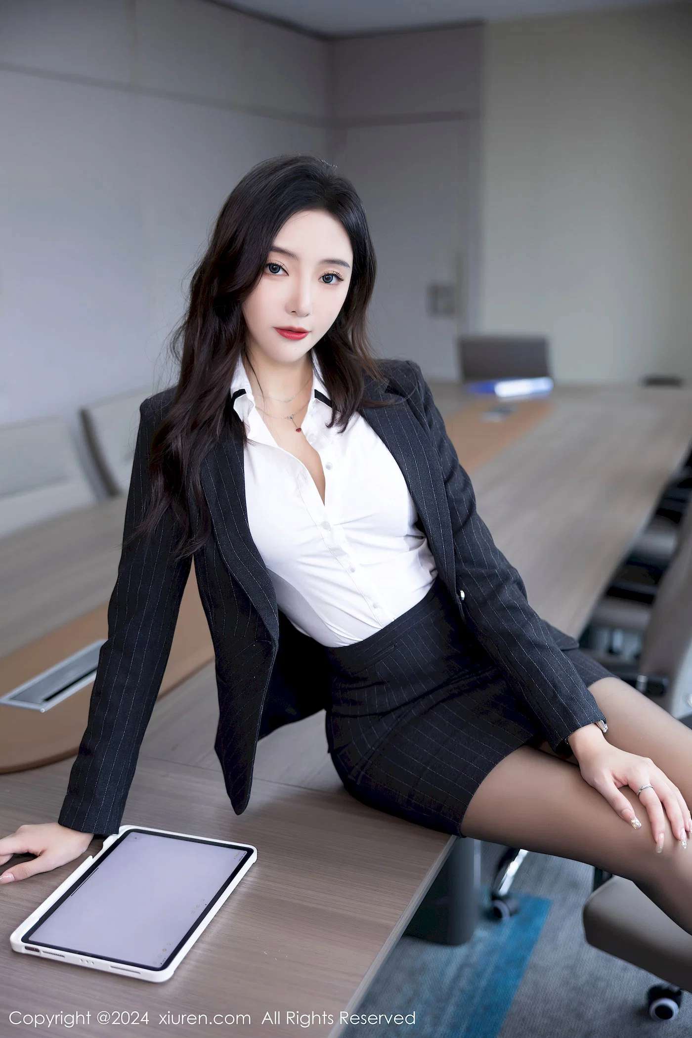 王馨瑶燕京都市丽人深色OL制服黑丝写真 Wang Xinyao Yanjing City Beauty Dark OL Uniform Black Silk Photo