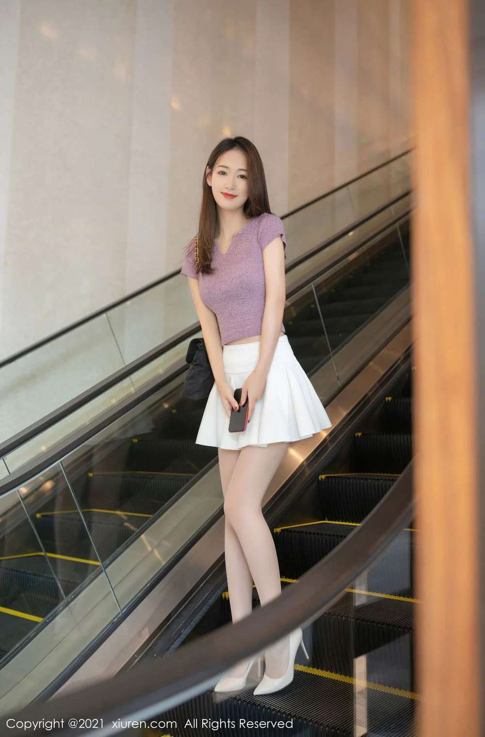 商场扶梯上的优雅女子 Elegant women on the escalator