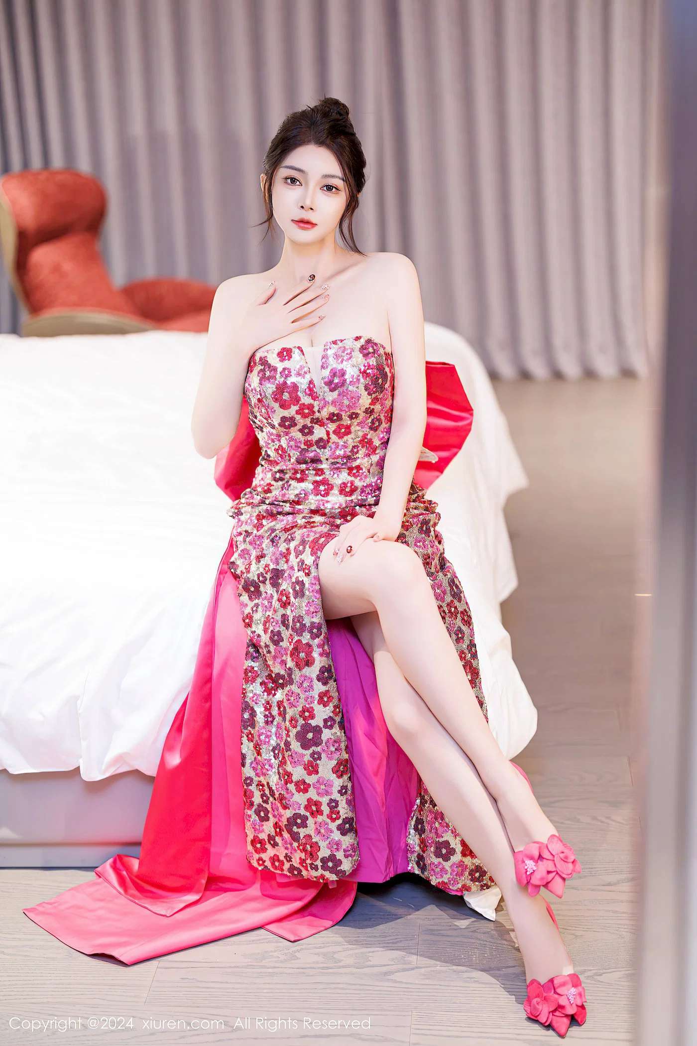 粉红色礼服的女孩卧室写真 Girl in pink dress bedroom photo