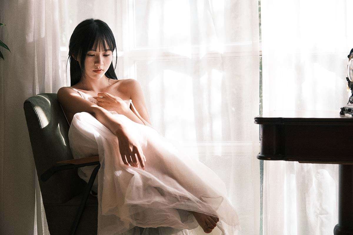 窗边女孩的午后沉思 The girl's afternoon meditation by the window