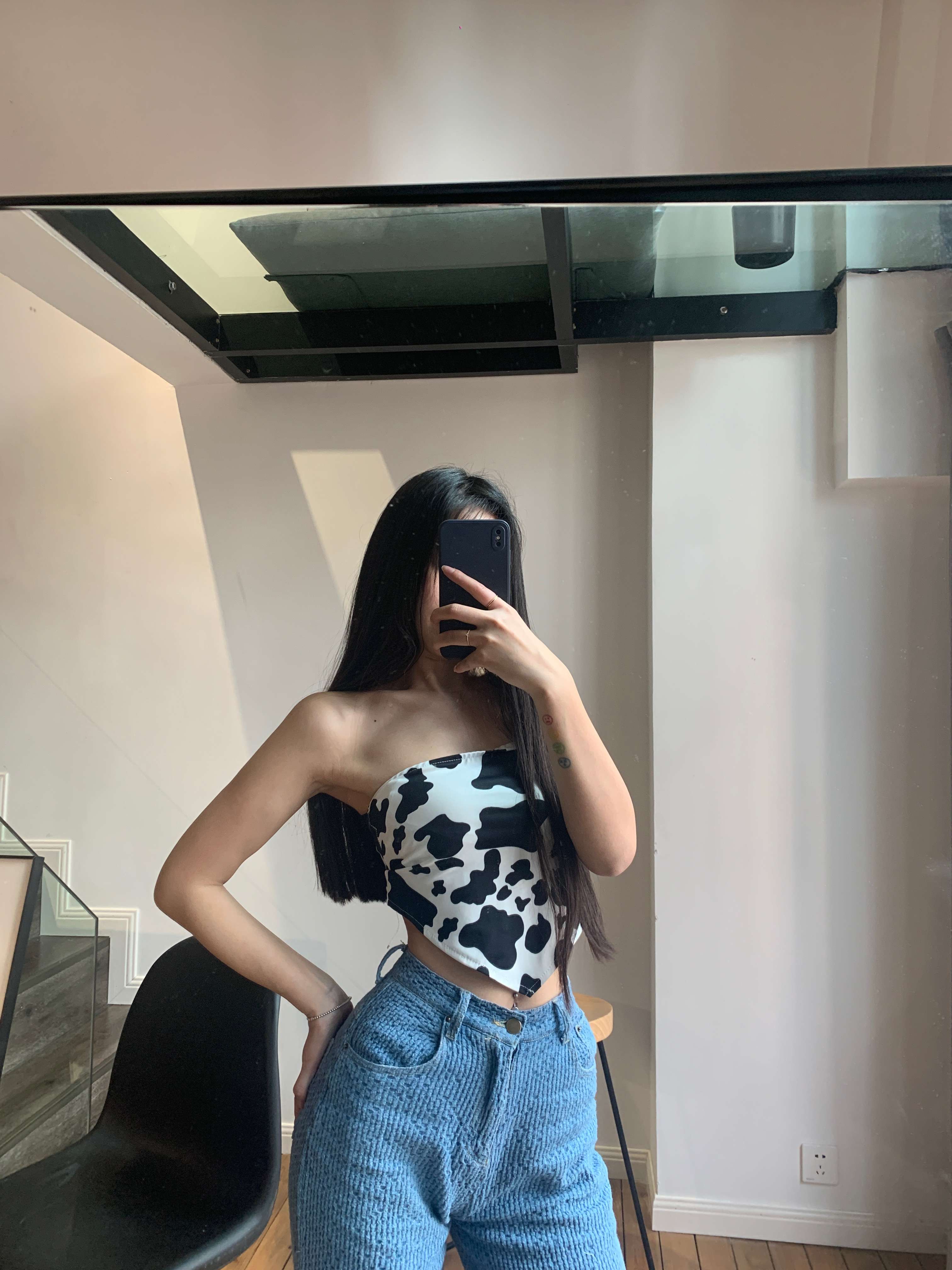 陈佩奇上海街拍日记时尚穿搭展现青春活力与性感魅力 Chen Peiqi's Shanghai street photography diary fashionable outfit shows youthful vitality and sexy charm