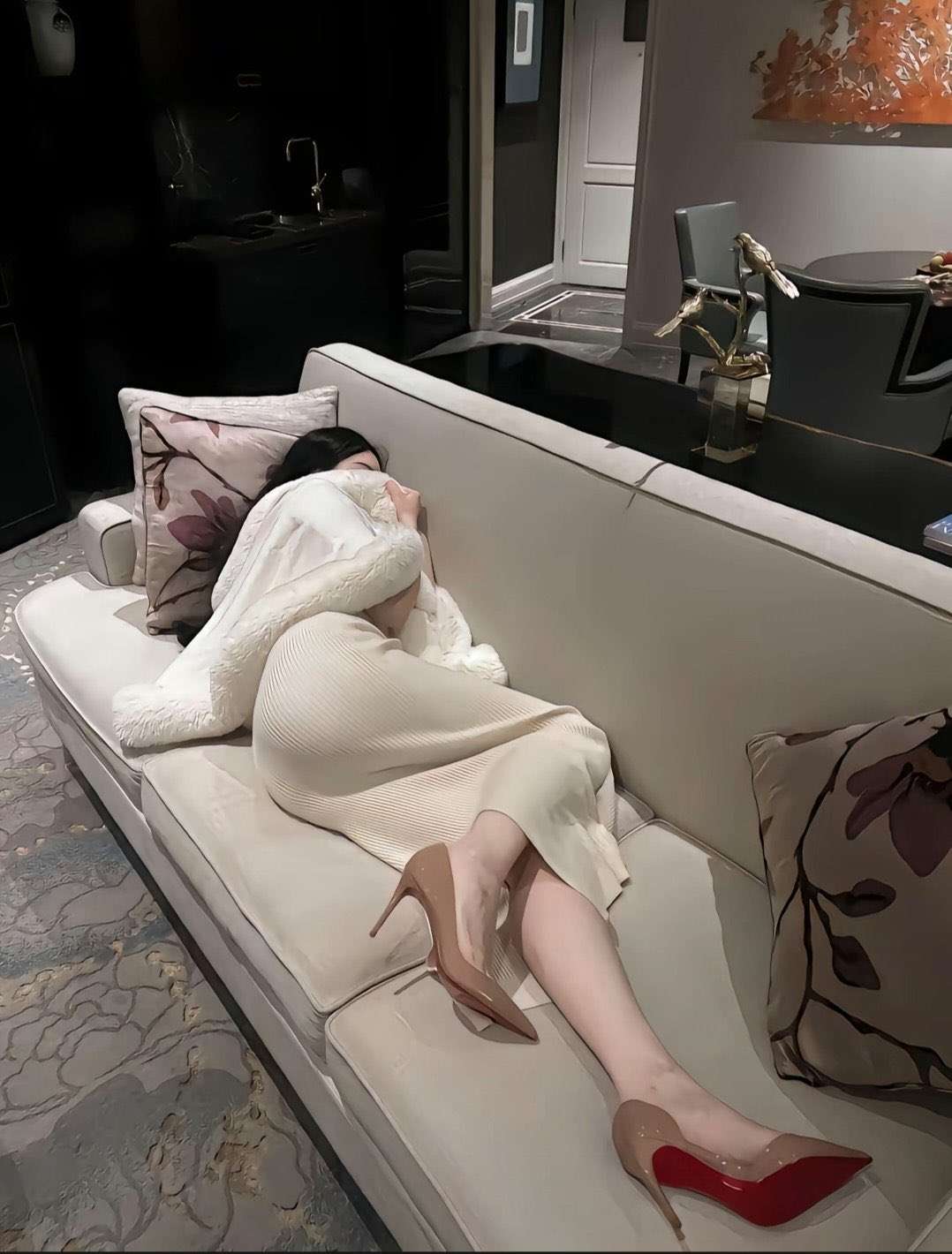 都市丽人午后休憩 Urban beauties take an afternoon break