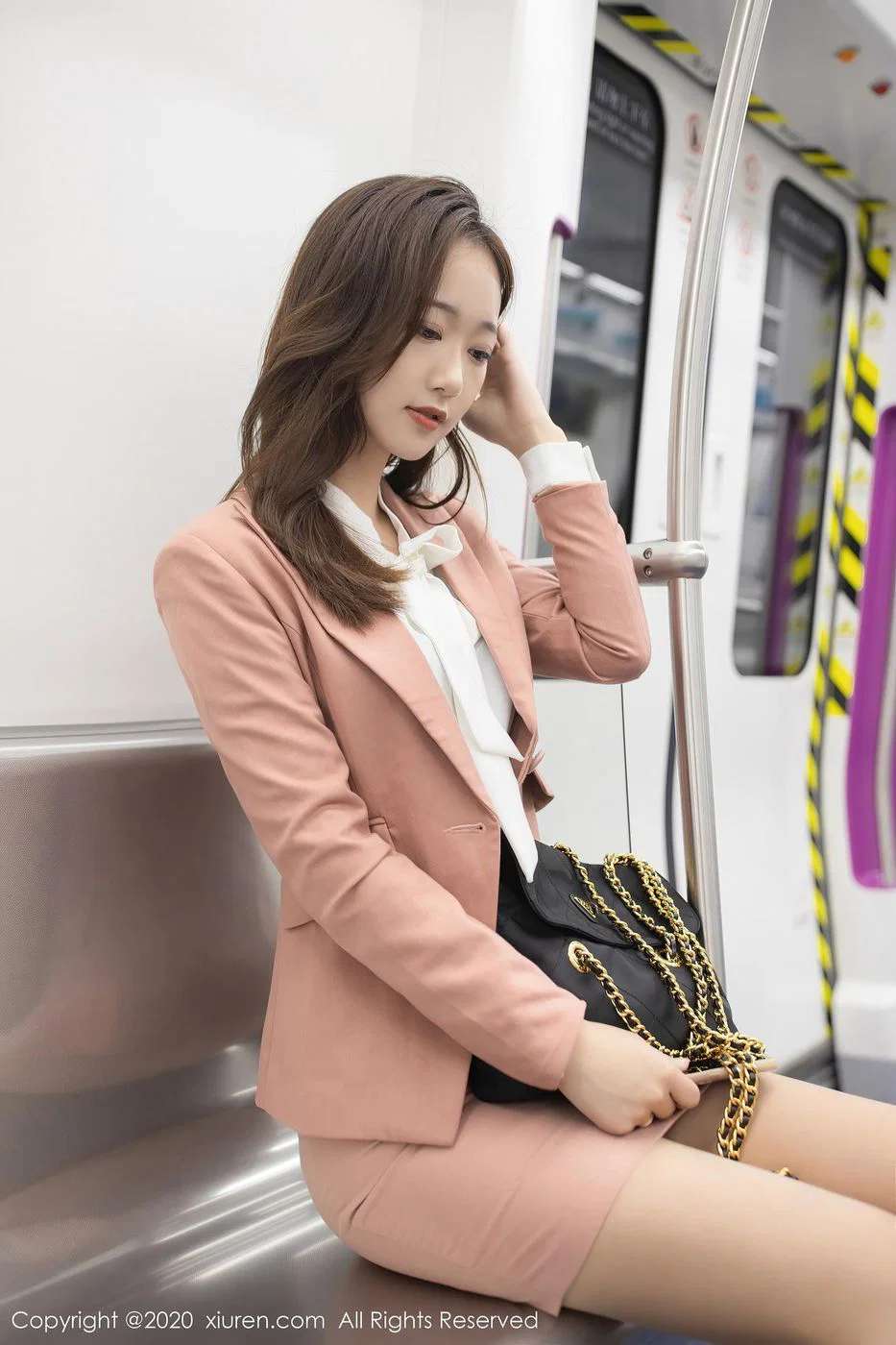 地铁上的粉衣女孩 Girls on the subway