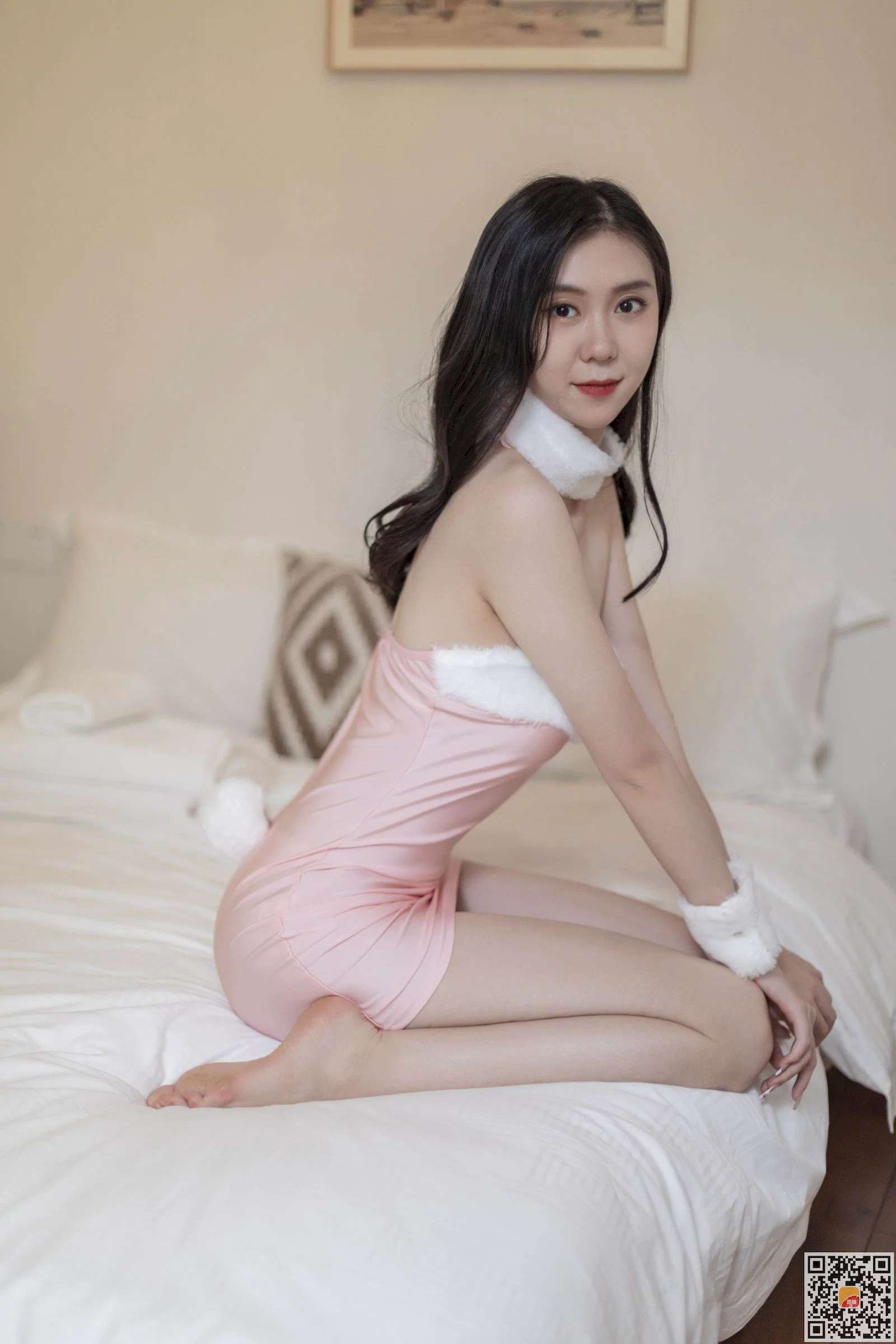 香柚美女腿模妮可可身着粉红兔女郎装展现曼妙身姿 Beautiful leg model Nicole of Xiangyou shows off her graceful figure in a pink bunny costume