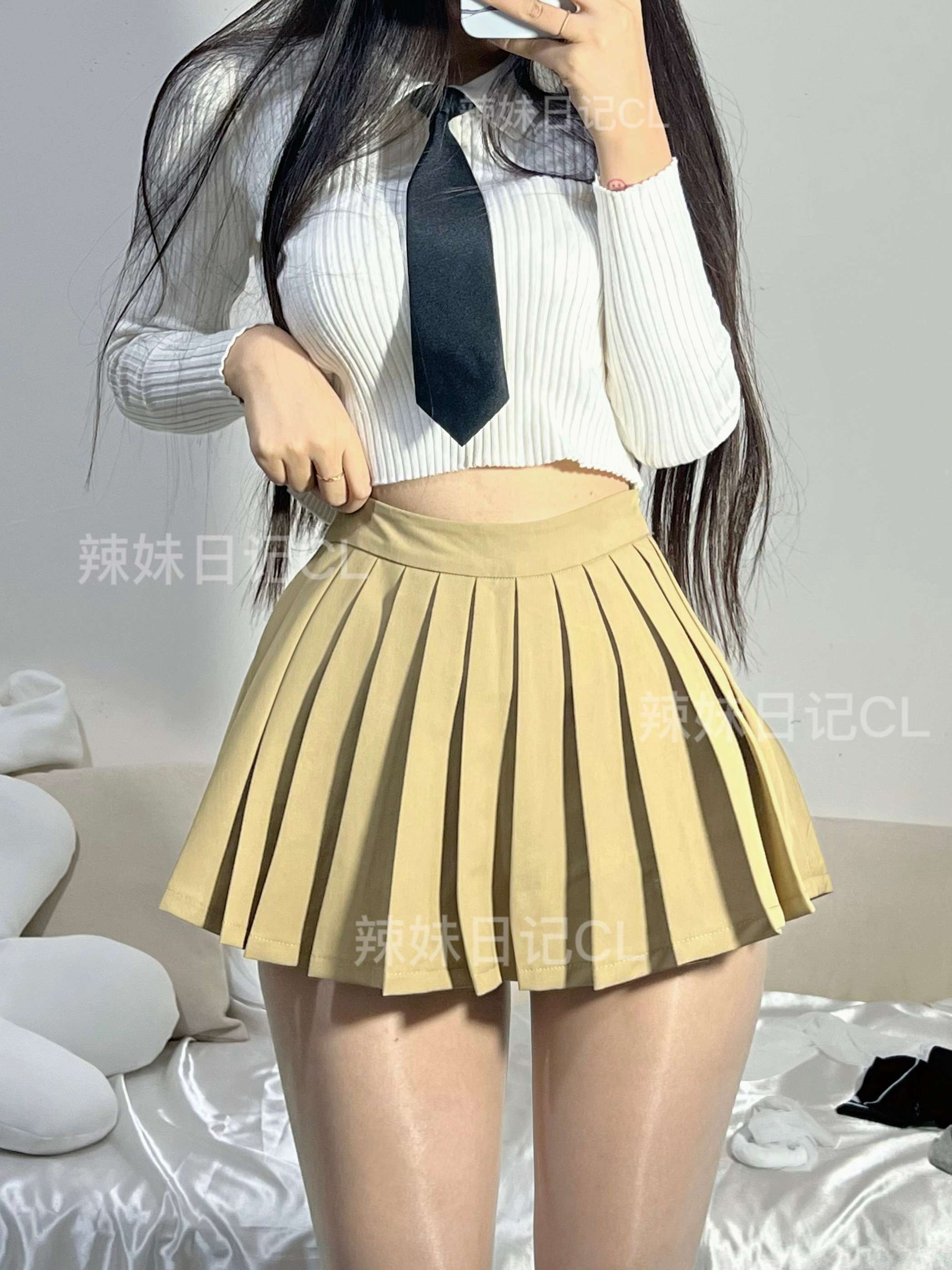 陈佩奇学院风写真展现青春活力与性感魅力 Peppa Chan&rsquo;s collegestyle photo shows youthful vitality and sexy charm