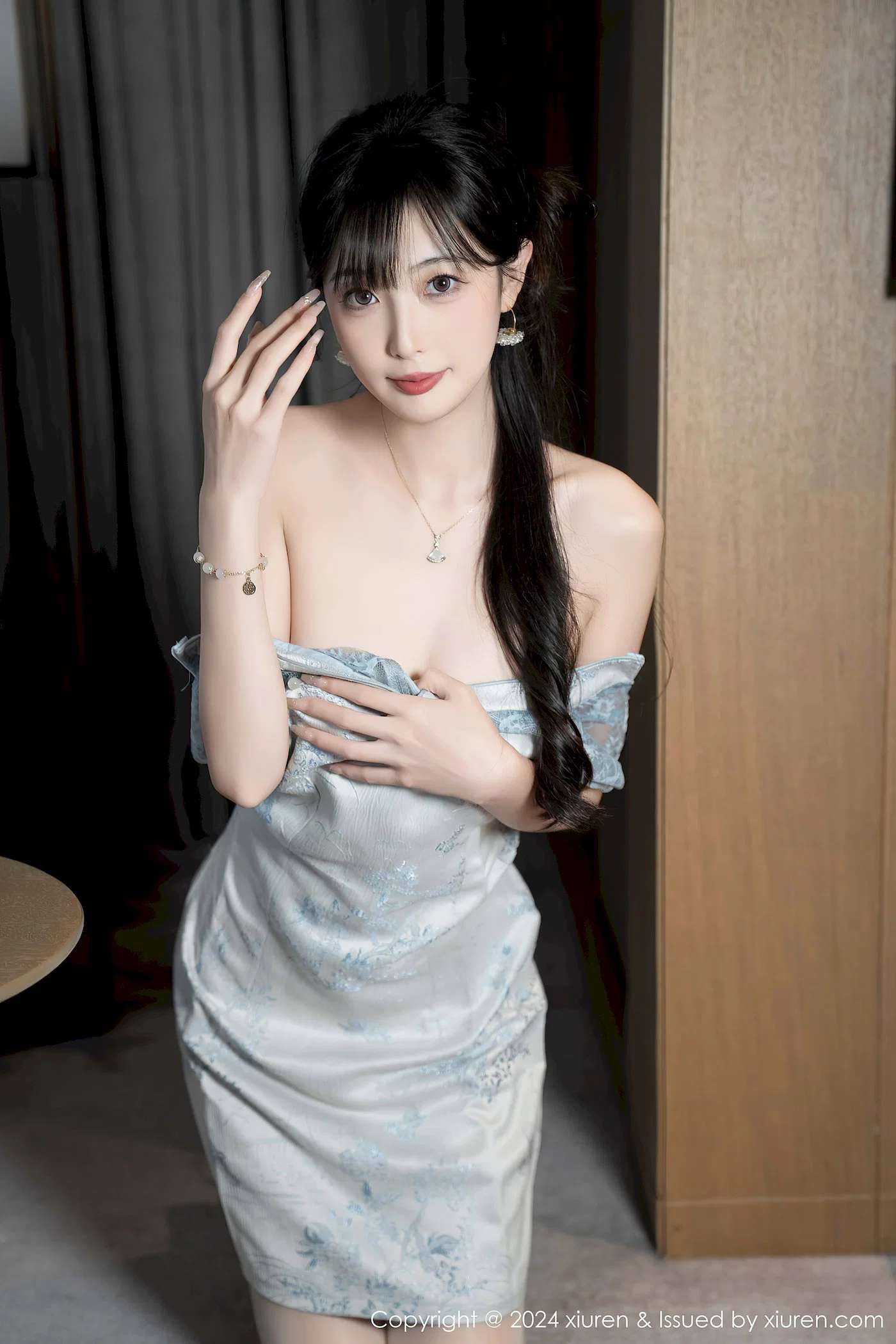 林星阑浅色短款旗袍迷离丝足性感 Lin Xinglan lightcolored short cheongsam blurry silk feet sexy