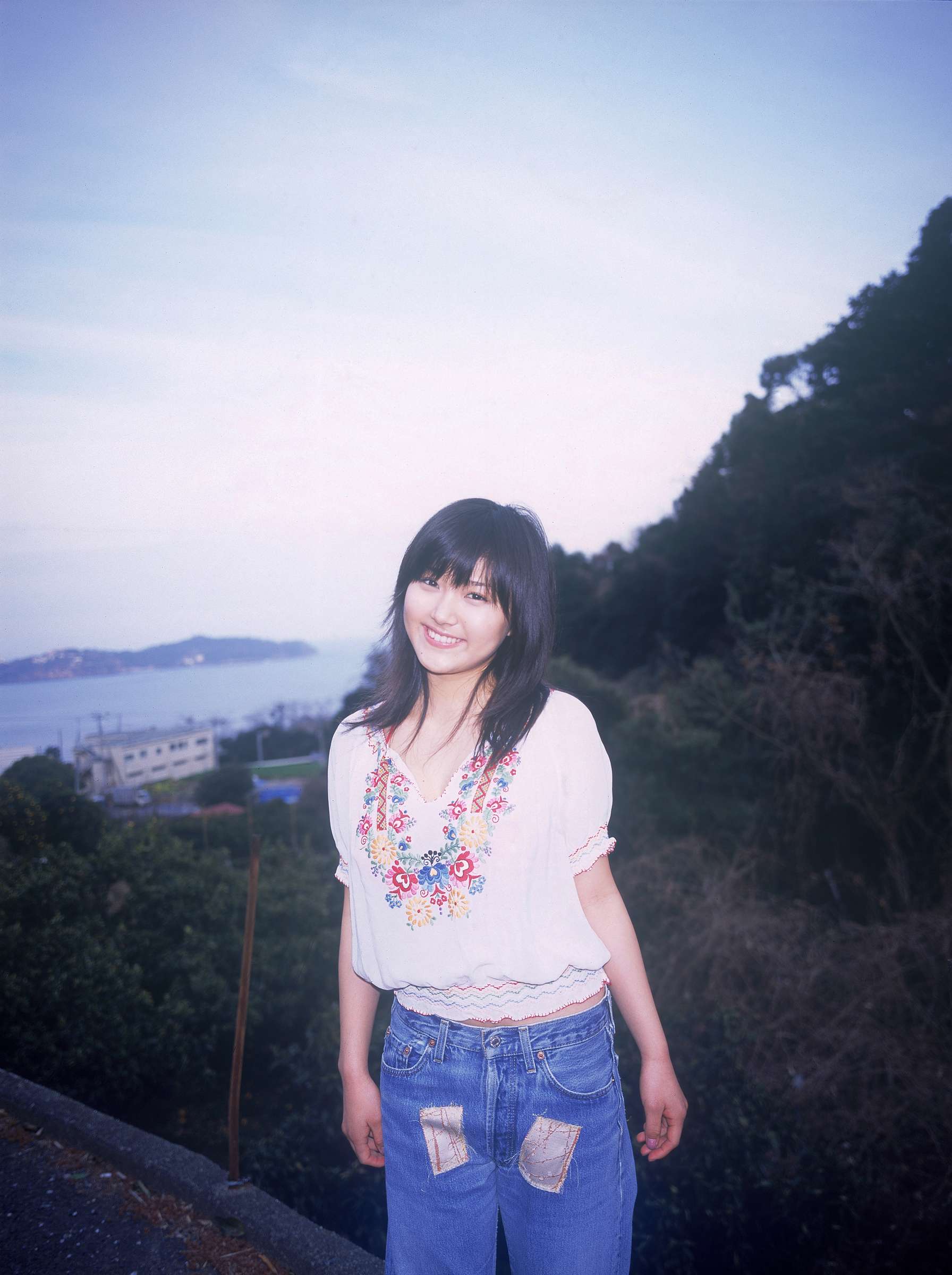 山顶女孩的绣花衬衫和补丁牛仔裤 Embroidered shirt and patched jeans for girls on the mountain top