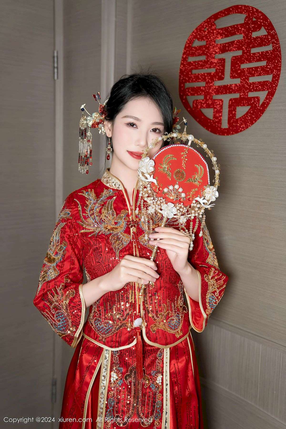 美女模特利世身着传统红色嫁衣婚纱写真 Beautiful model Lisz wearing traditional red wedding dress photo