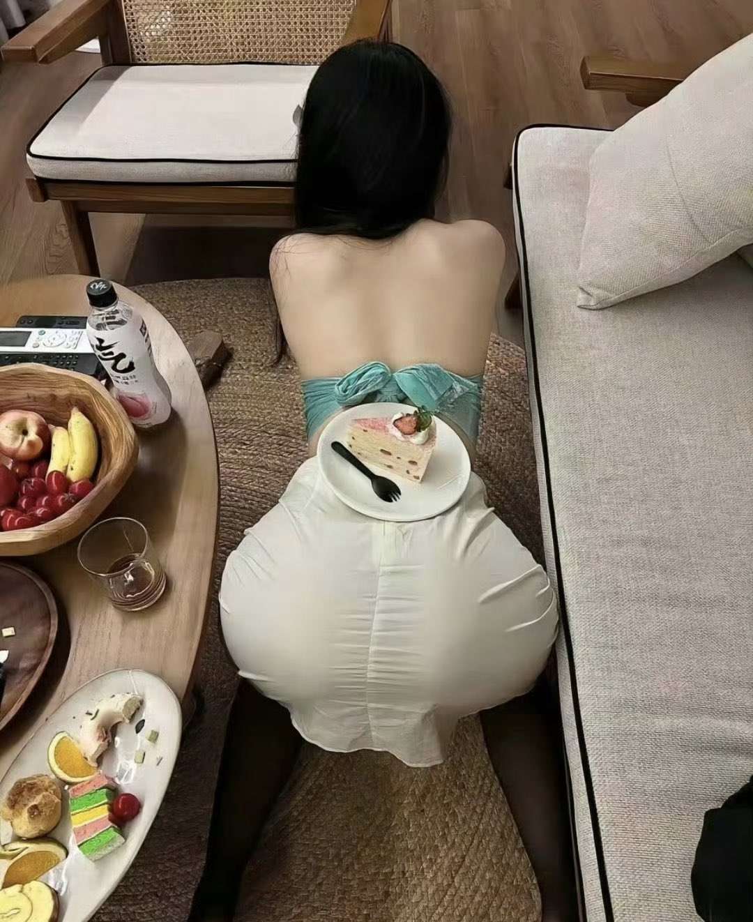 午后时光的甜蜜诱惑女孩的优雅姿态与蛋糕的完美邂逅 The sweet tempting girl's elegant posture in the afternoon and the perfect encounter with the cake