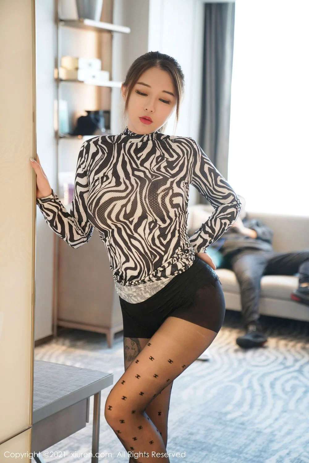 性感女神凯竹在二十的家中拍摄的白色豹纹服饰与黑丝美腿写真 Photograph of sexy goddess Kaizhu's white leopard print costume and black stockings beautiful legs taken at home in her twenties