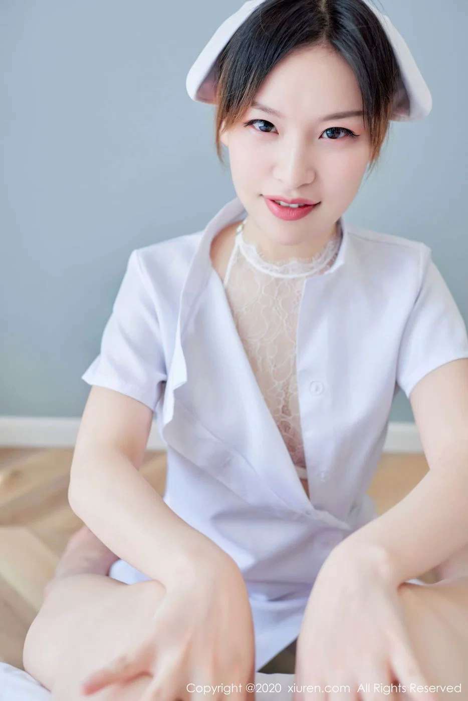 小宣护士装扮写真集展现青春活力与优雅魅力 The photo album of nurse Xiaoxuan shows youthful vitality and elegant charm
