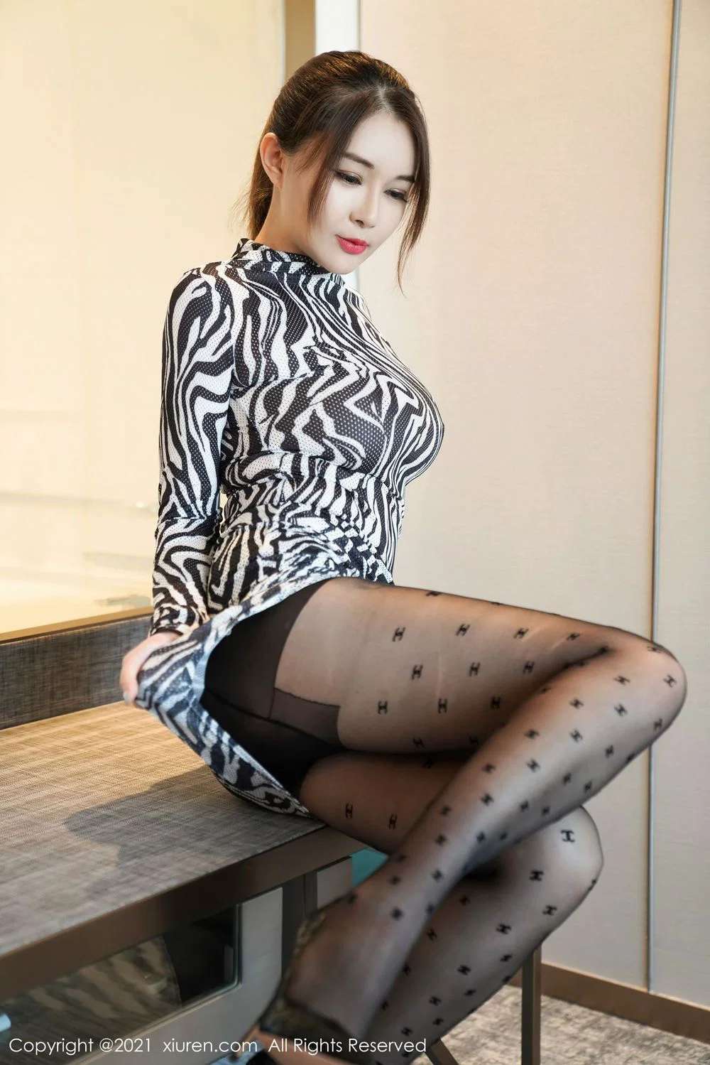 性感女神凯竹酒店写真白色豹纹连衣裙黑丝美腿诱惑写真集 Sexy goddess Kaizhu Hotel photo white leopard print dress black stockings beautiful legs tempting photo album