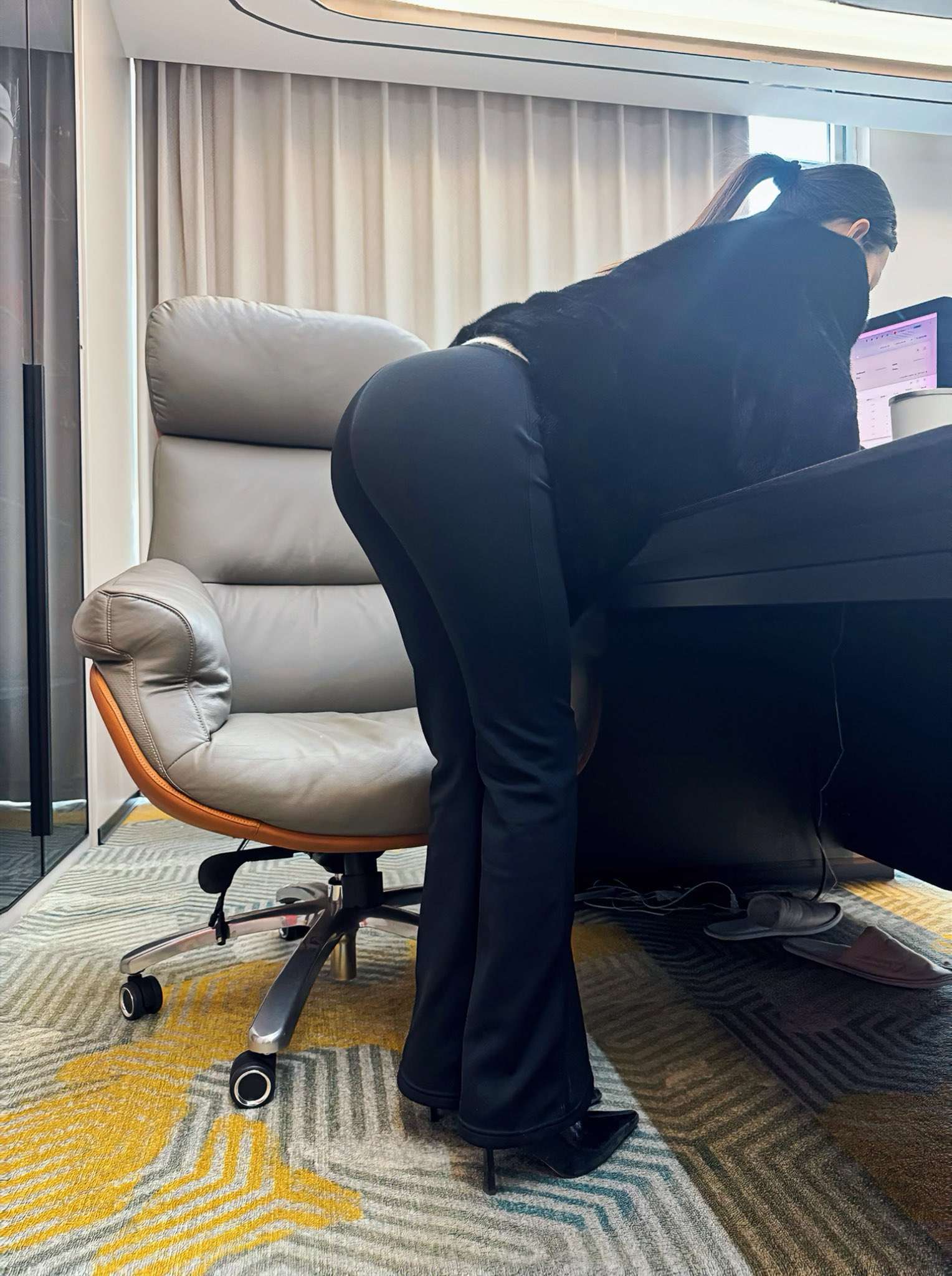 都市丽人酒店办公场景描写 Urban Beauty Hotel office scene description