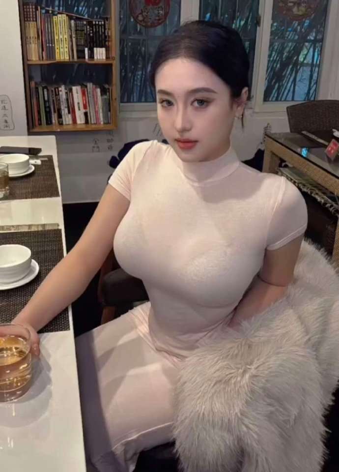 城市女孩小雅的午后时光 The afternoon time of Xiaoya, the city girl