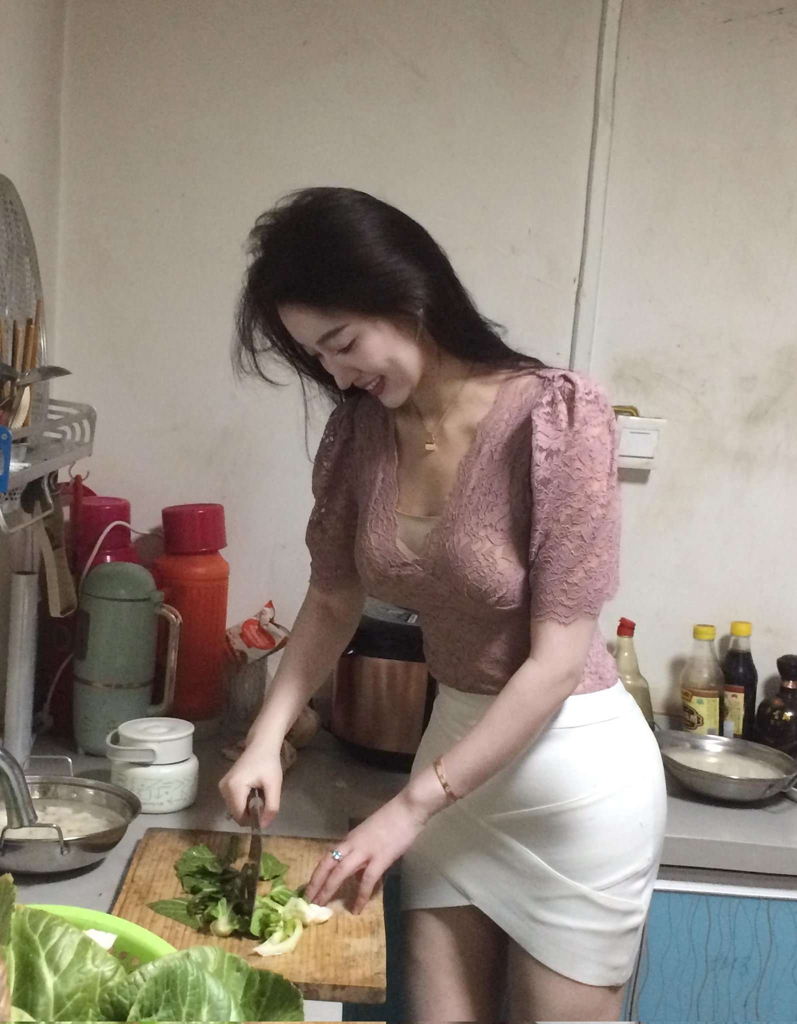少妇在厨房的诱惑 Young woman's temptation in the kitchen