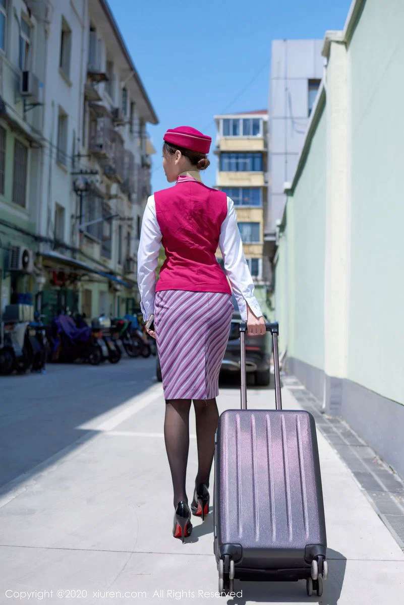 空姐范小宣在阳光下的倩影 The beautiful figure of the stewardess Fan Xiaoxuan in the sun