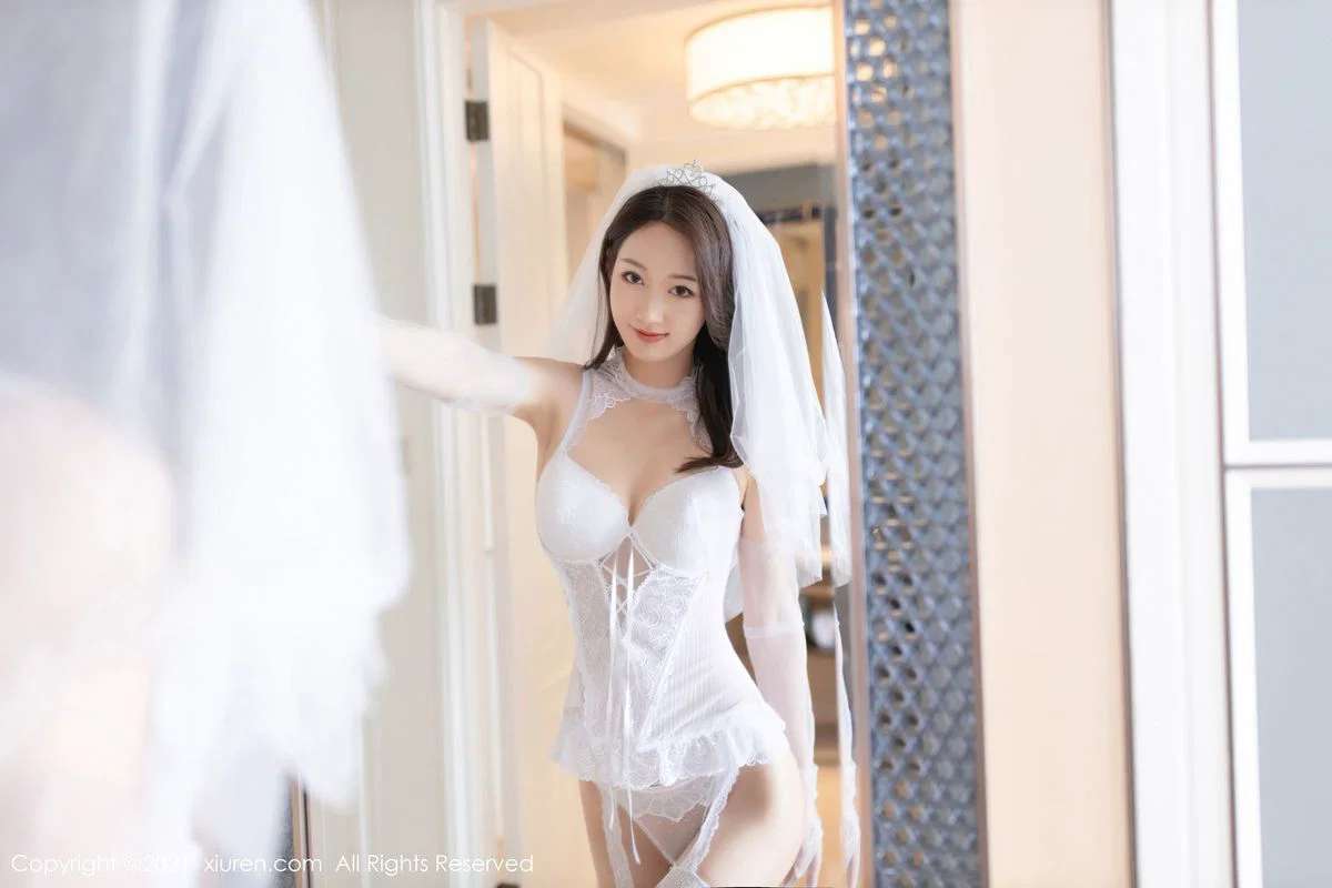 美女模特唐安琪身着洁白婚纱，纯美性感 Beautiful model Tang Anqi is wearing a white wedding dress, pure and sexy