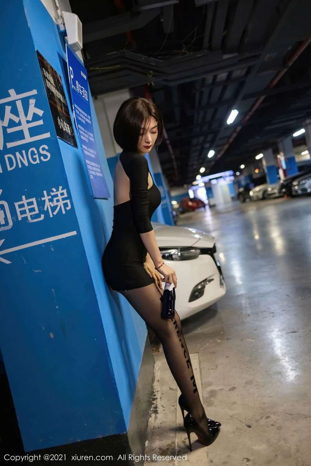 性感女神Angela小热巴深夜停车场独处 Sexy goddess Angela Little Reba is alone in the late night parking lot