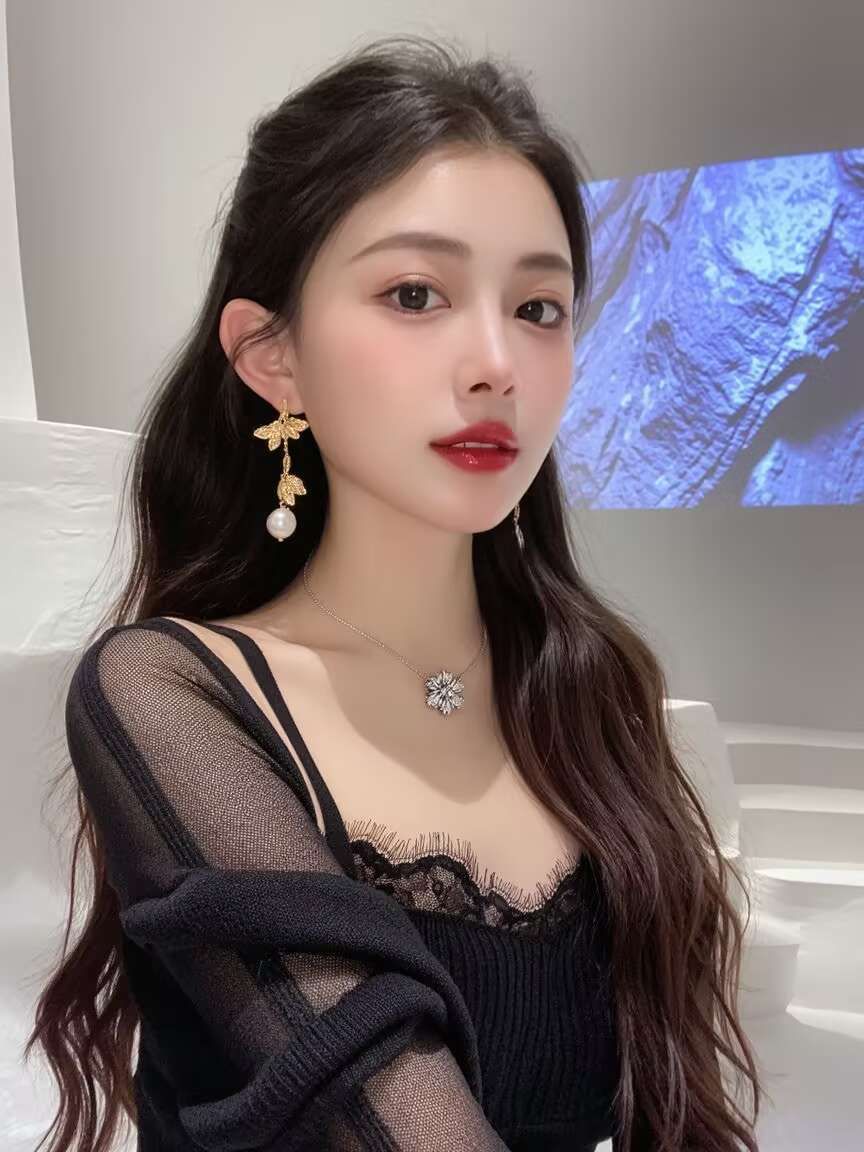 极品尤物小姐姐写真：黑色蕾丝诱惑，锁骨杀尽人，神秘气质撩拨心弦 Photo of