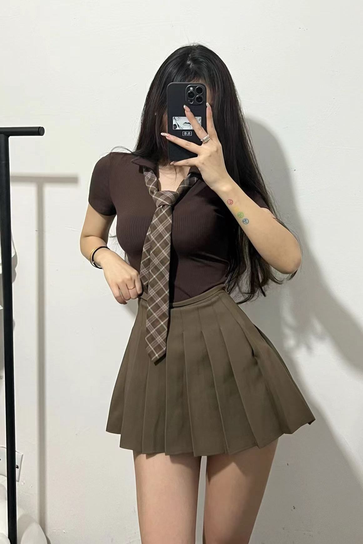 陈佩奇辣妹写真：制服诱惑，百褶裙下的秘密