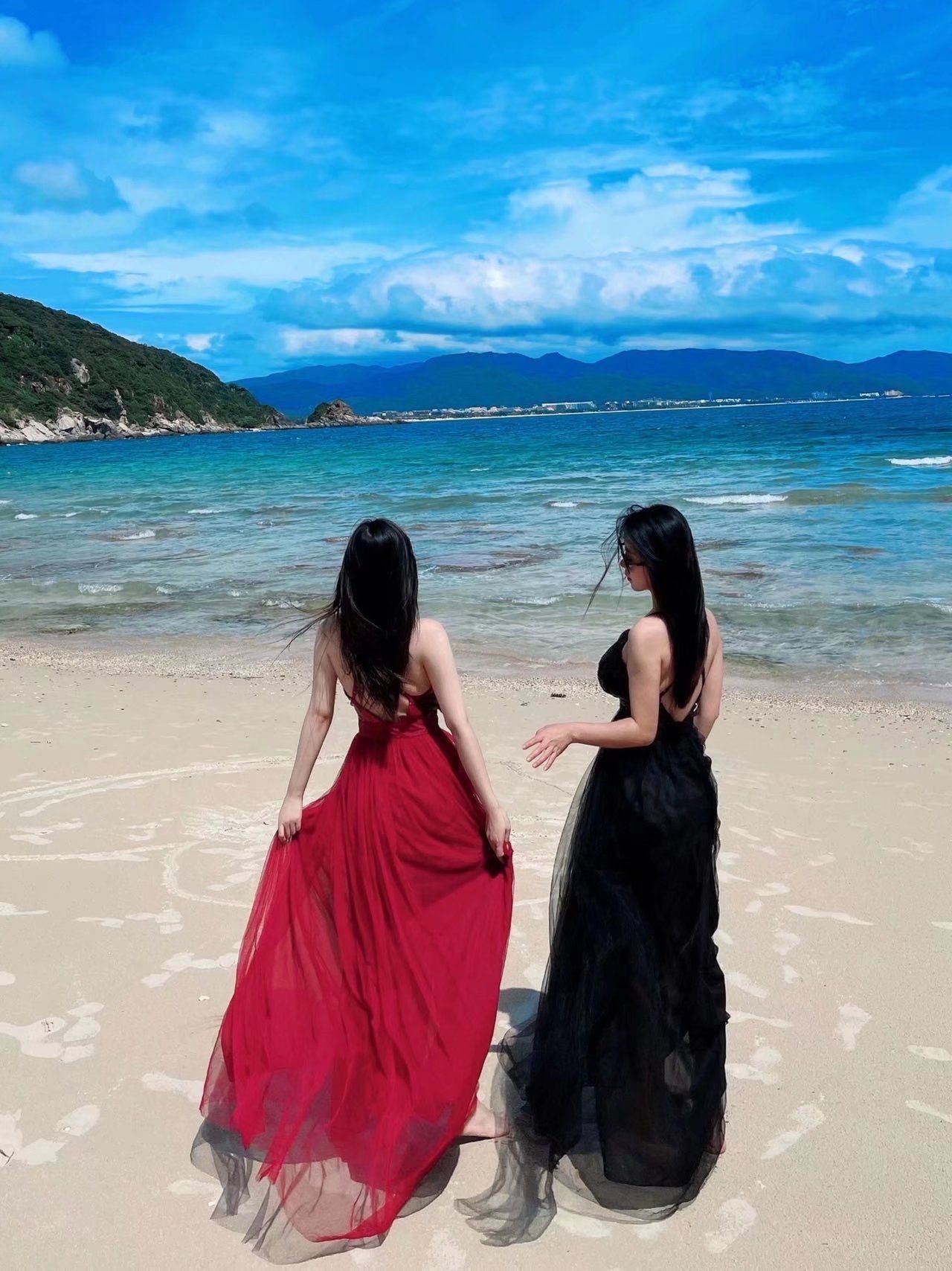 张贺玉杨柳腰海滩写真：红黑长裙下的曼妙身姿，性感背影引爆你的荷尔蒙！