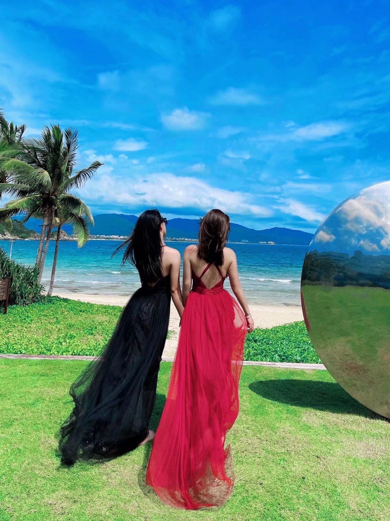 张贺玉杨柳腰海边写真：红黑纱裙下的曼妙身姿，令人心动