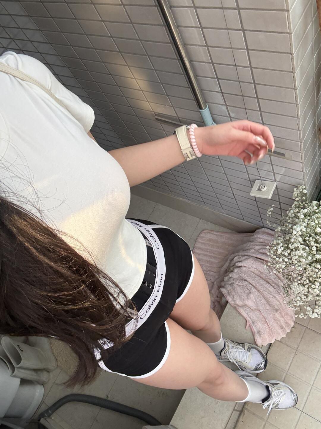少妇私房照：阳光下的诱惑 Young woman's private photo
