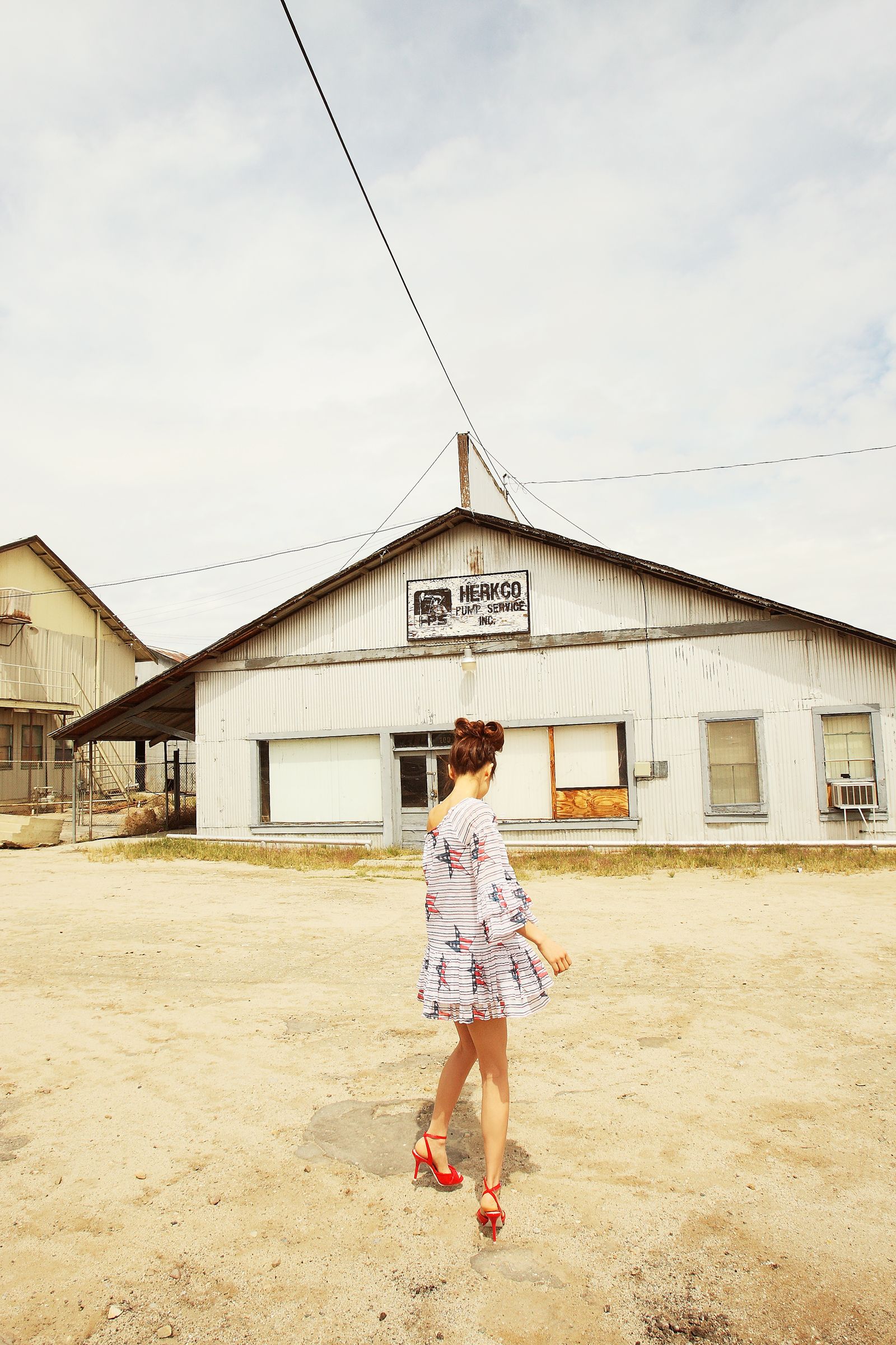 美纪优纱的沙漠诱惑：高跟鞋下的秘密，荒凉小镇的性感之旅