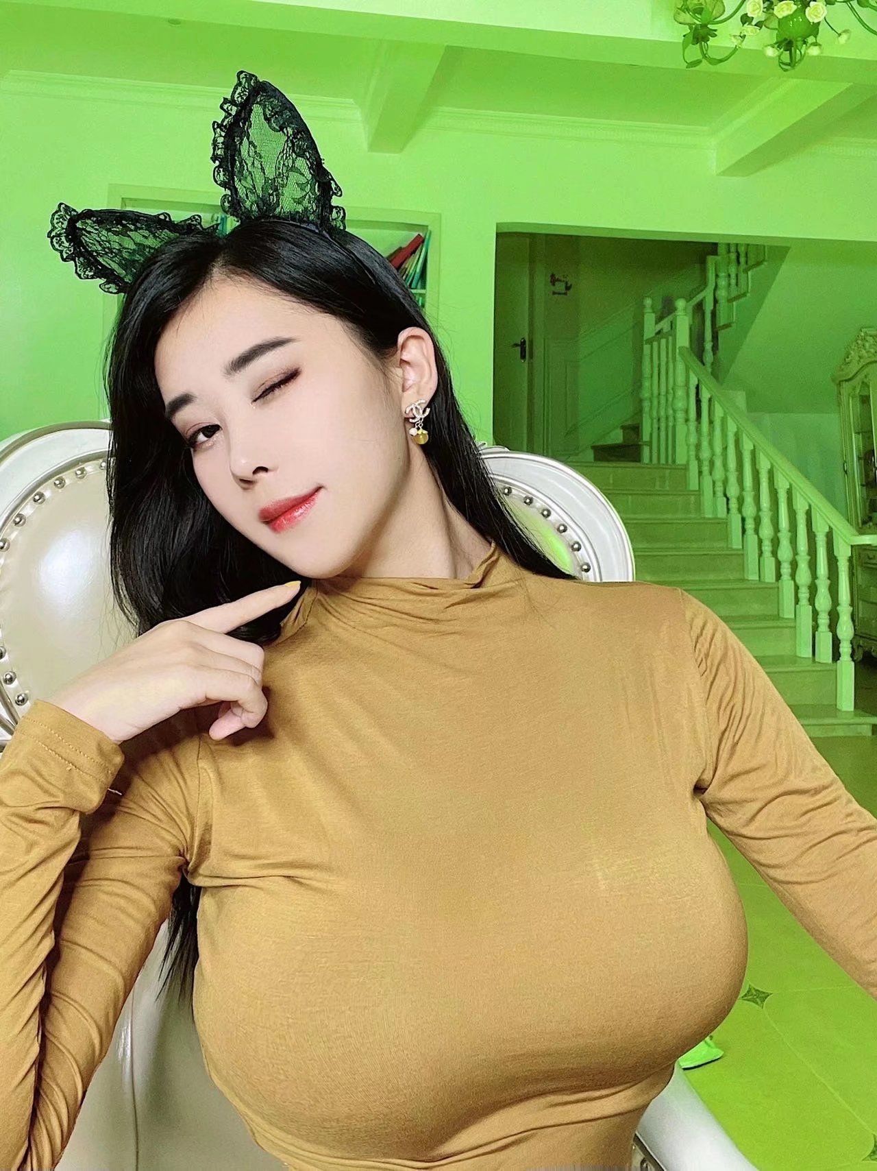 张贺玉：金秋十月，慵懒魅惑写真，展现极致曲线美，兔耳发箍，性感尤物