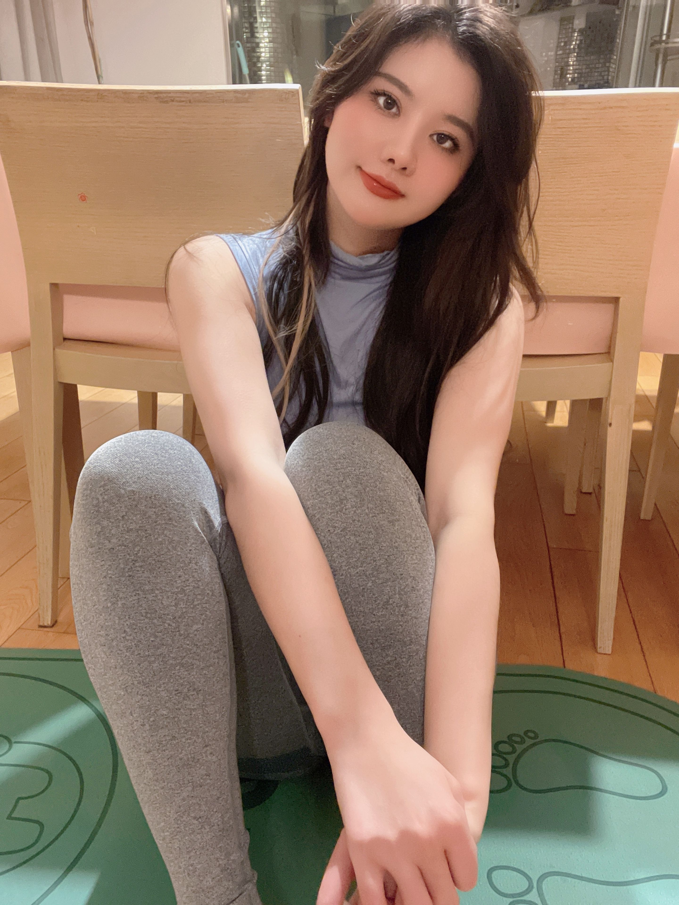 阿朱瑜伽写真：居家私照泄露迷人曲线，丝滑美腿令人心动！