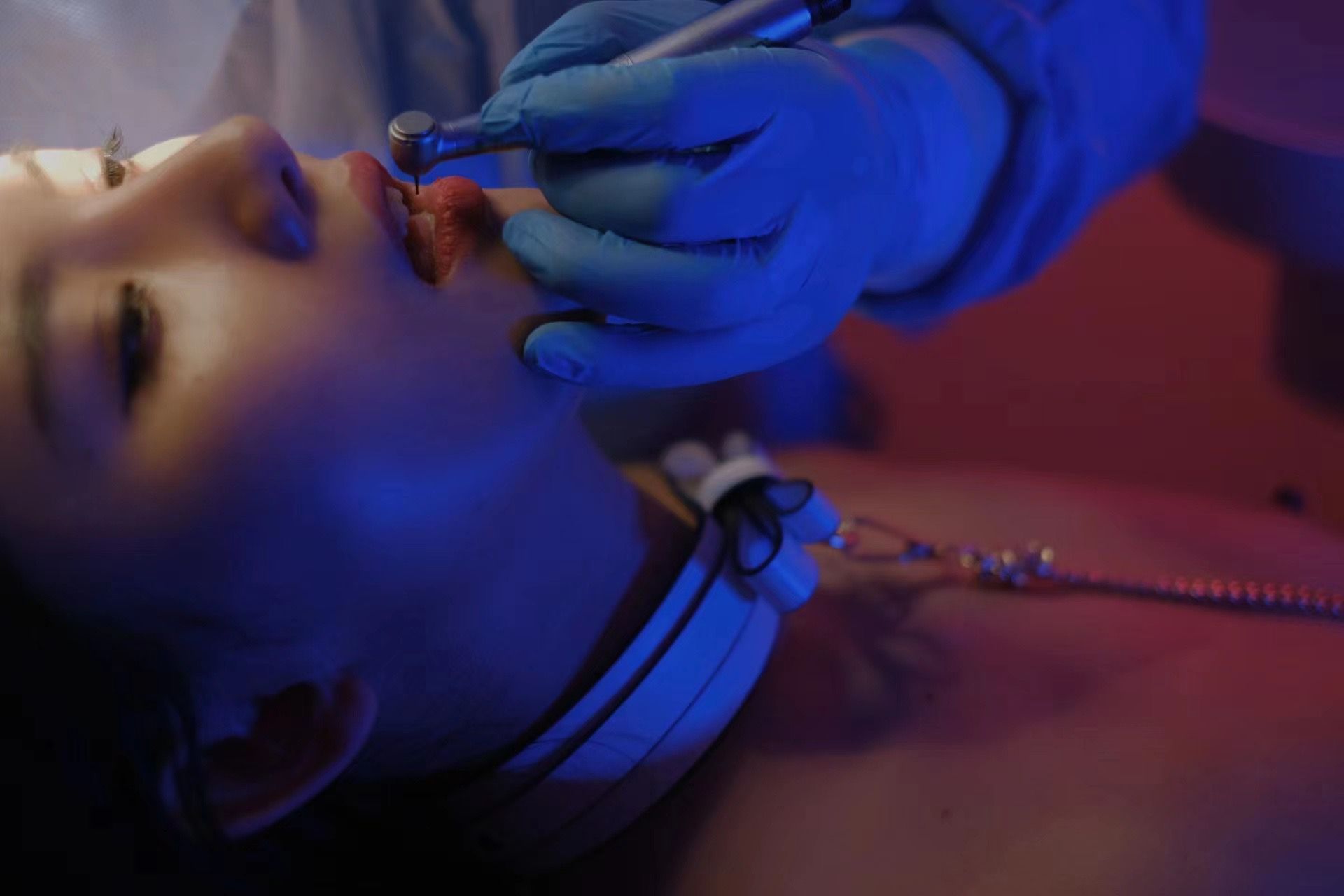 阿朱写真：深夜诊疗室的秘密游戏，制服诱惑与禁忌之恋，医生的秘密诊疗，蓝色手套下的