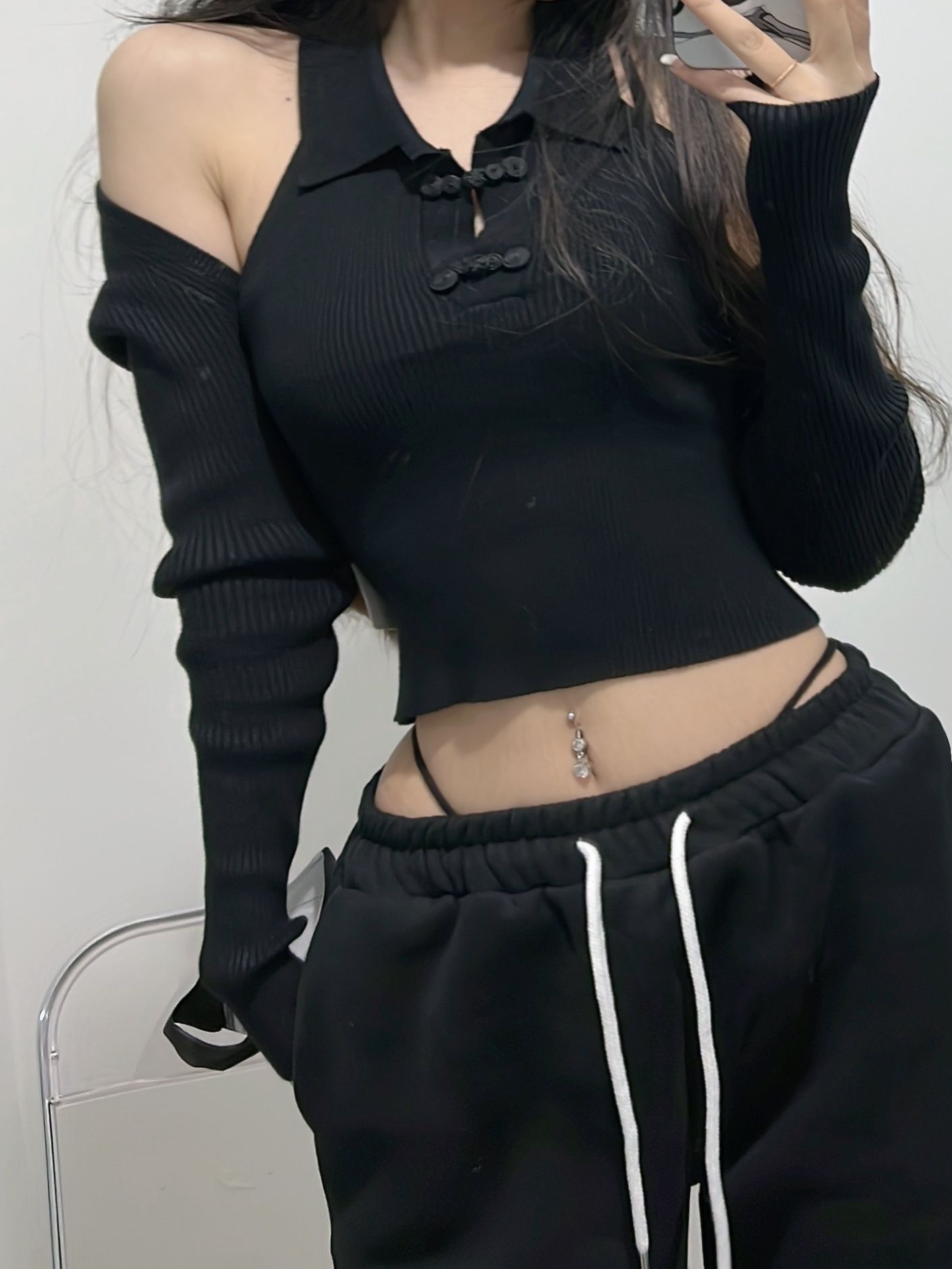 陈佩奇深夜诱惑：黑色针织衫下的曼妙身姿，引爆你的荷尔蒙