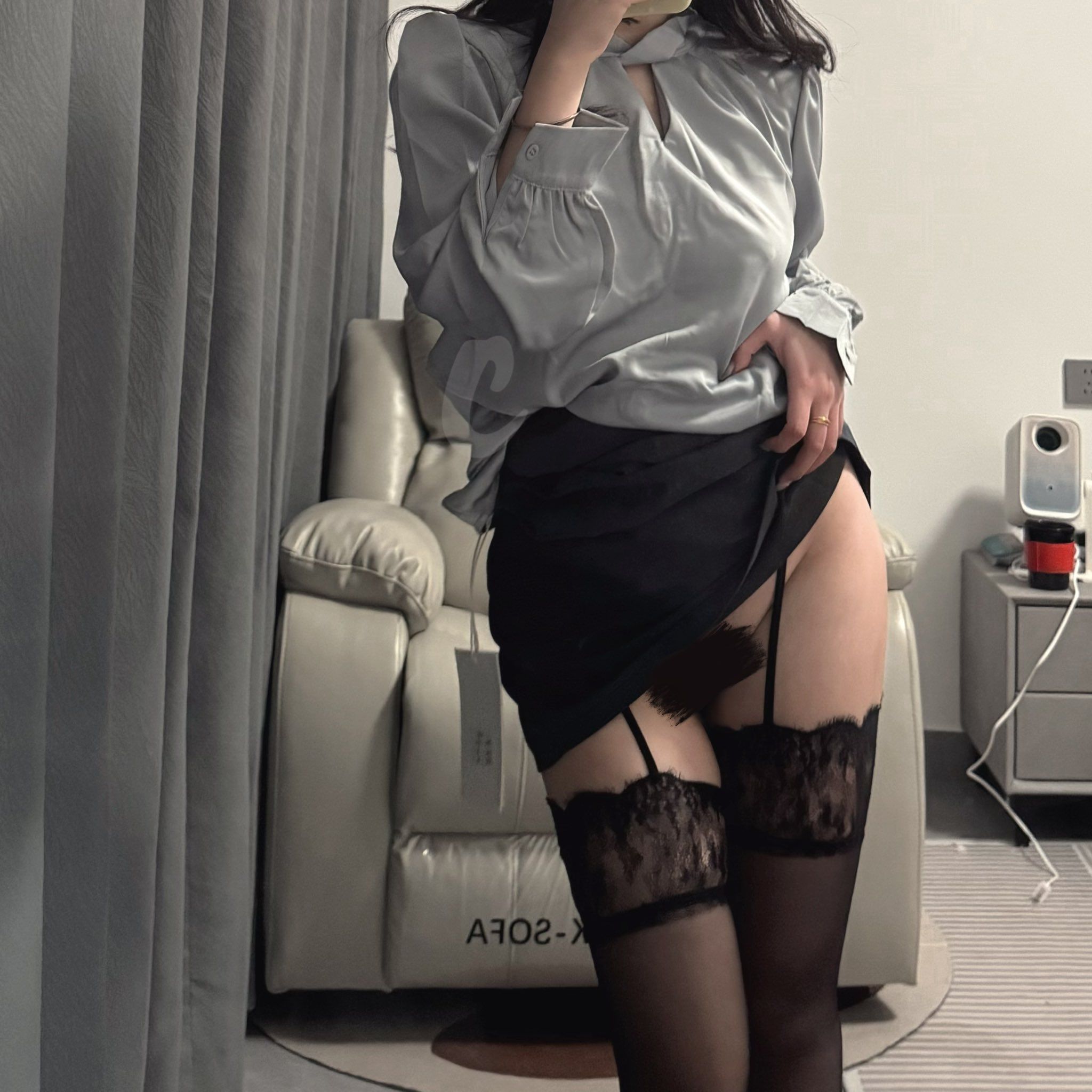 少妇诱惑：灰蓝衬衫下的秘密 Young woman's temptation：