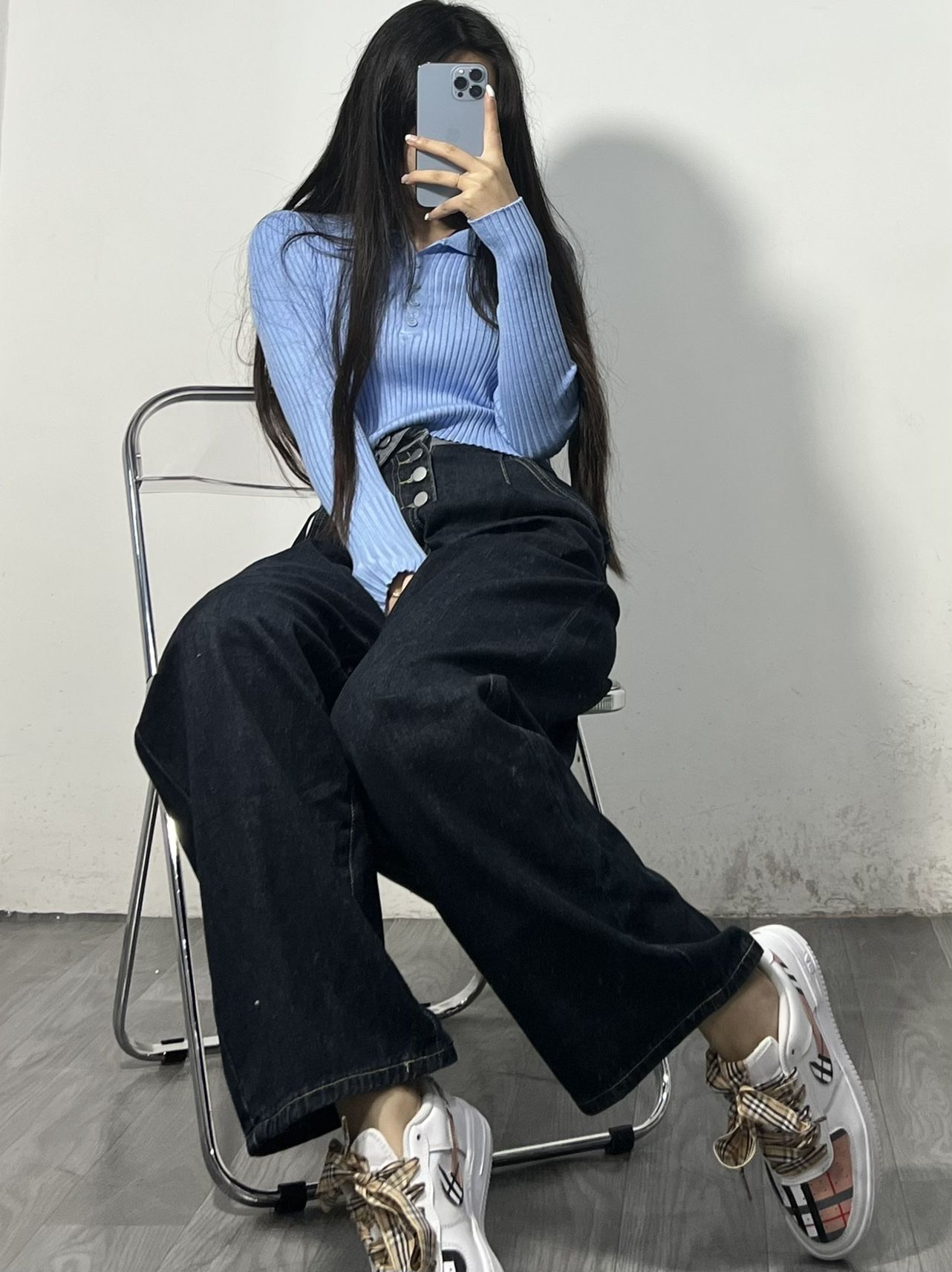 陈佩奇的秘密日记：午后慵懒诱惑，黑色牛仔裤下的曼妙曲线