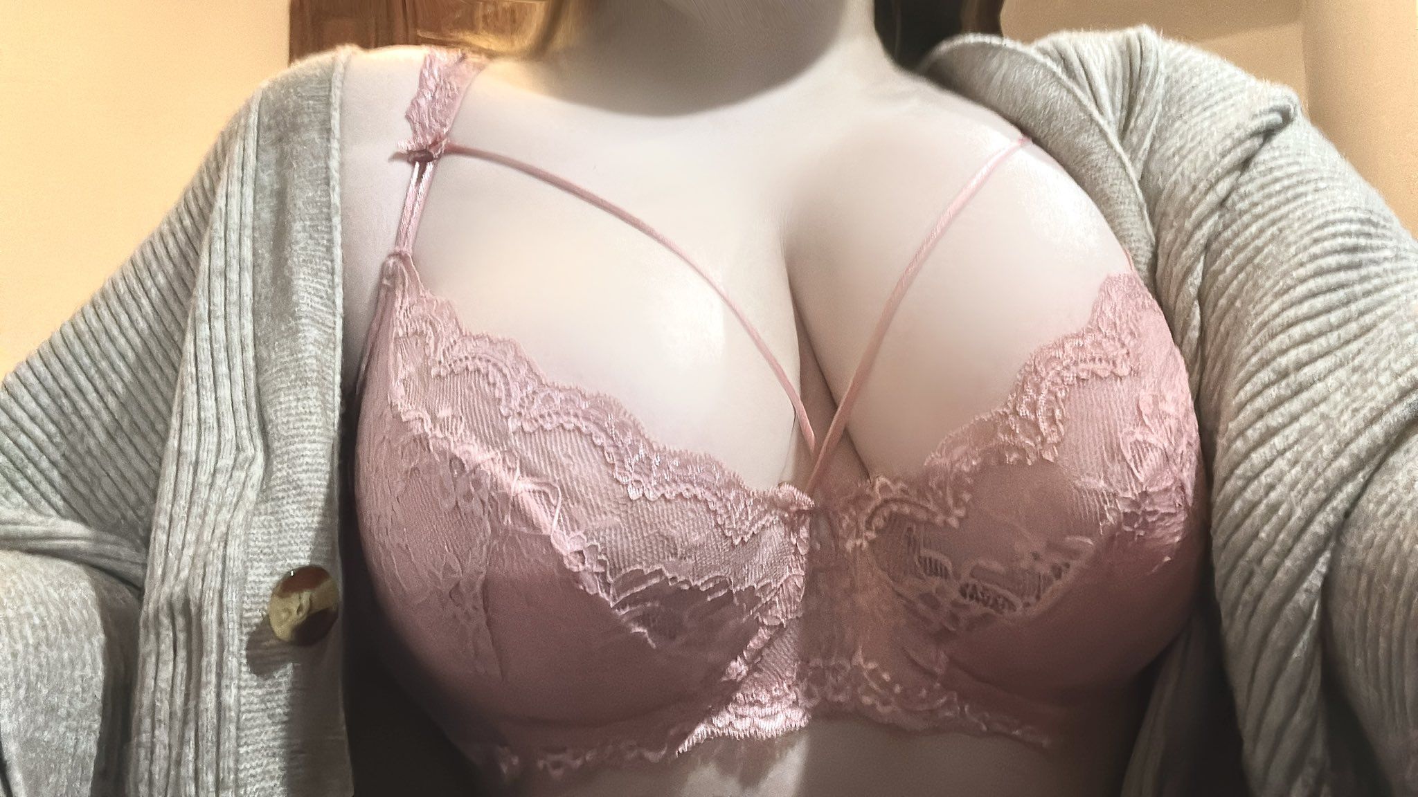 粉嫩蕾丝诱惑，羊绒衫下的秘密：成熟女性的性感写真