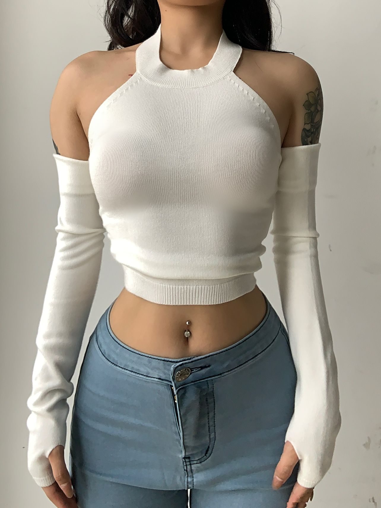 陈佩奇的性感写真：雪白针织衫下的曼妙曲线，露肩长袖诱惑无限 Sexy photo