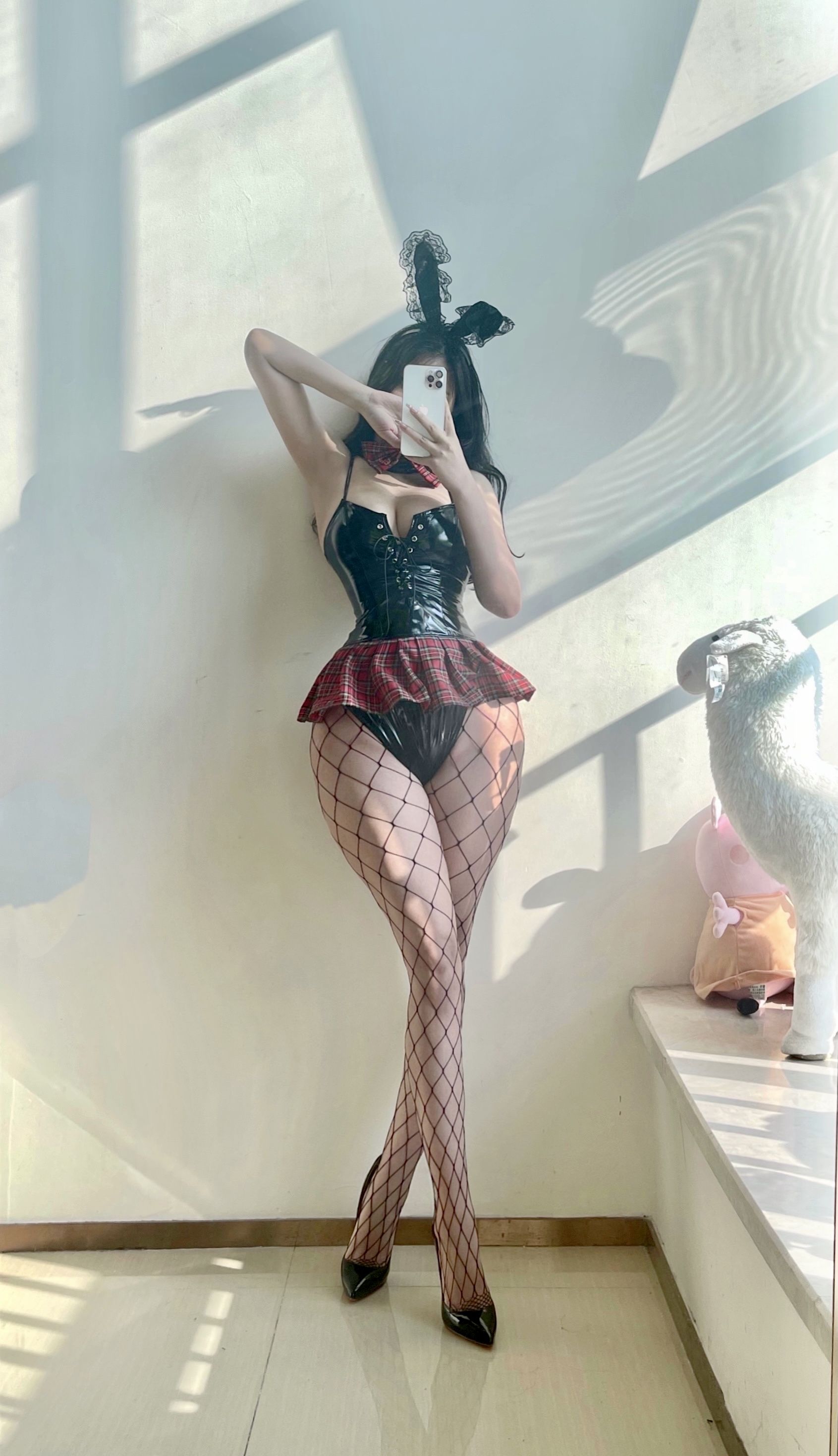 艾拉性感写真：黑色皮衣兔女郎的诱惑，鱼网丝袜下的魅惑身姿，令人脸红心跳的私房照