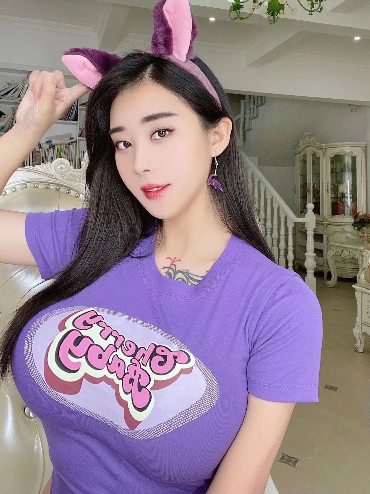 张贺玉：紫色诱惑，兔耳娇娃的性感写真