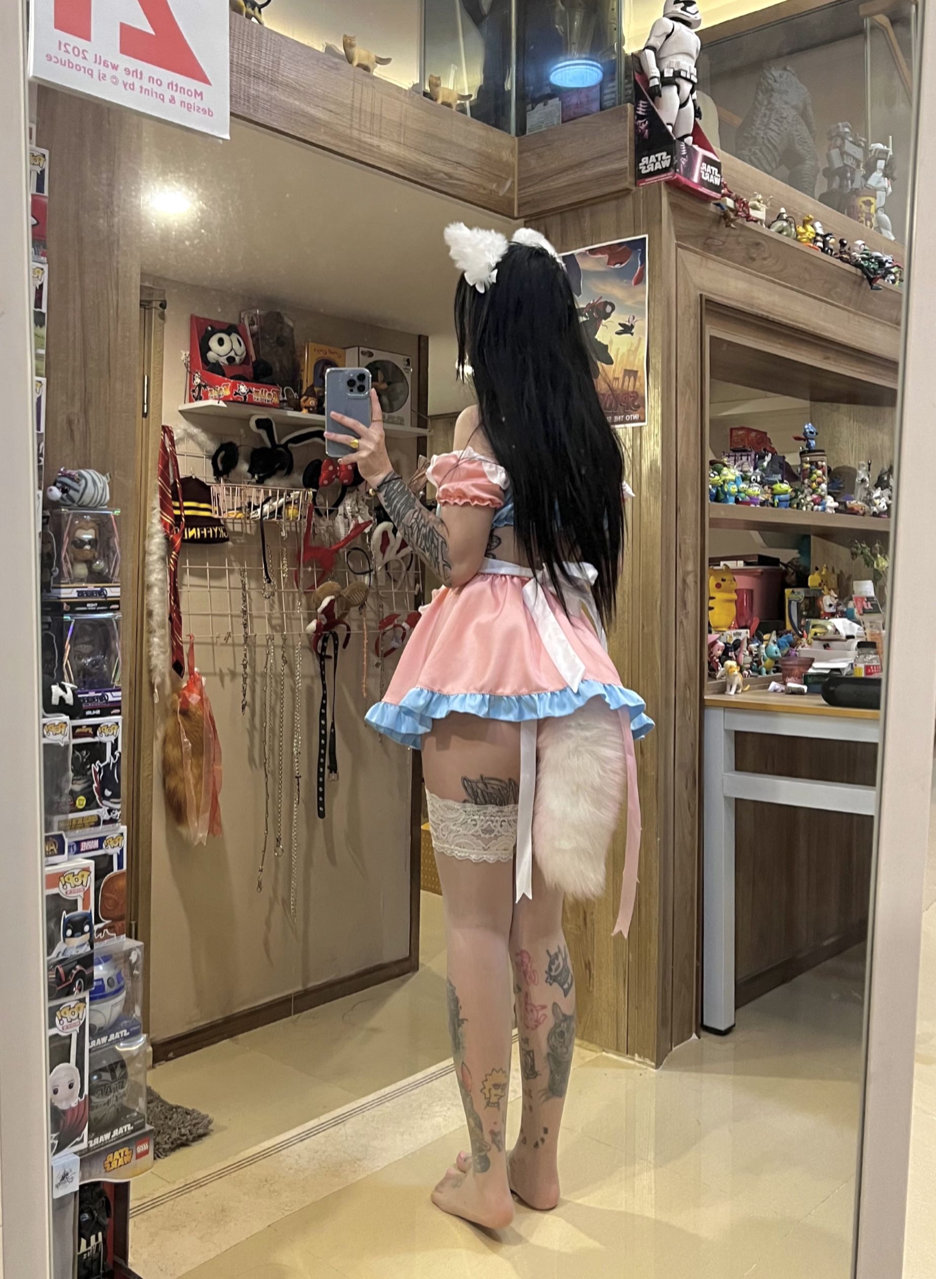 粉嫩女仆装的性感诱惑：猫耳、尾巴、纹身与镜子里的她 Sexy temptatio