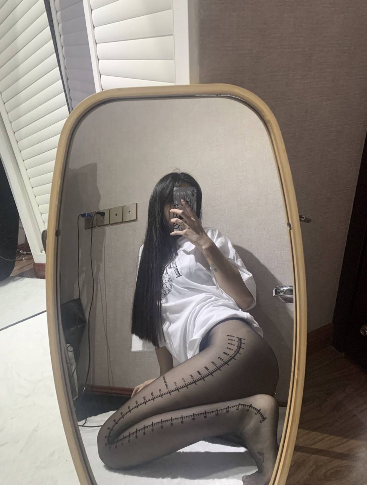 陈佩奇私房写真：性感黑丝诱惑，尺度大胆，令人脸红心跳！