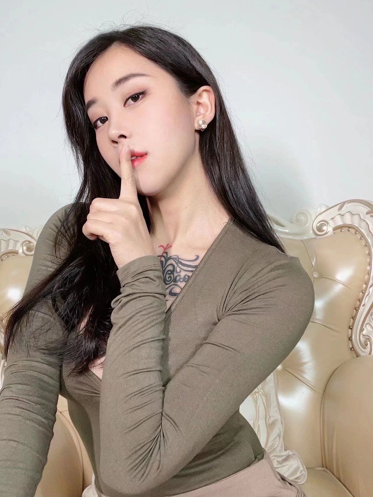 张贺玉翘臀杨柳腰写真：神秘魅惑，极致诱惑，深棕紧身衣下的曼妙曲线，令人窒息的性感