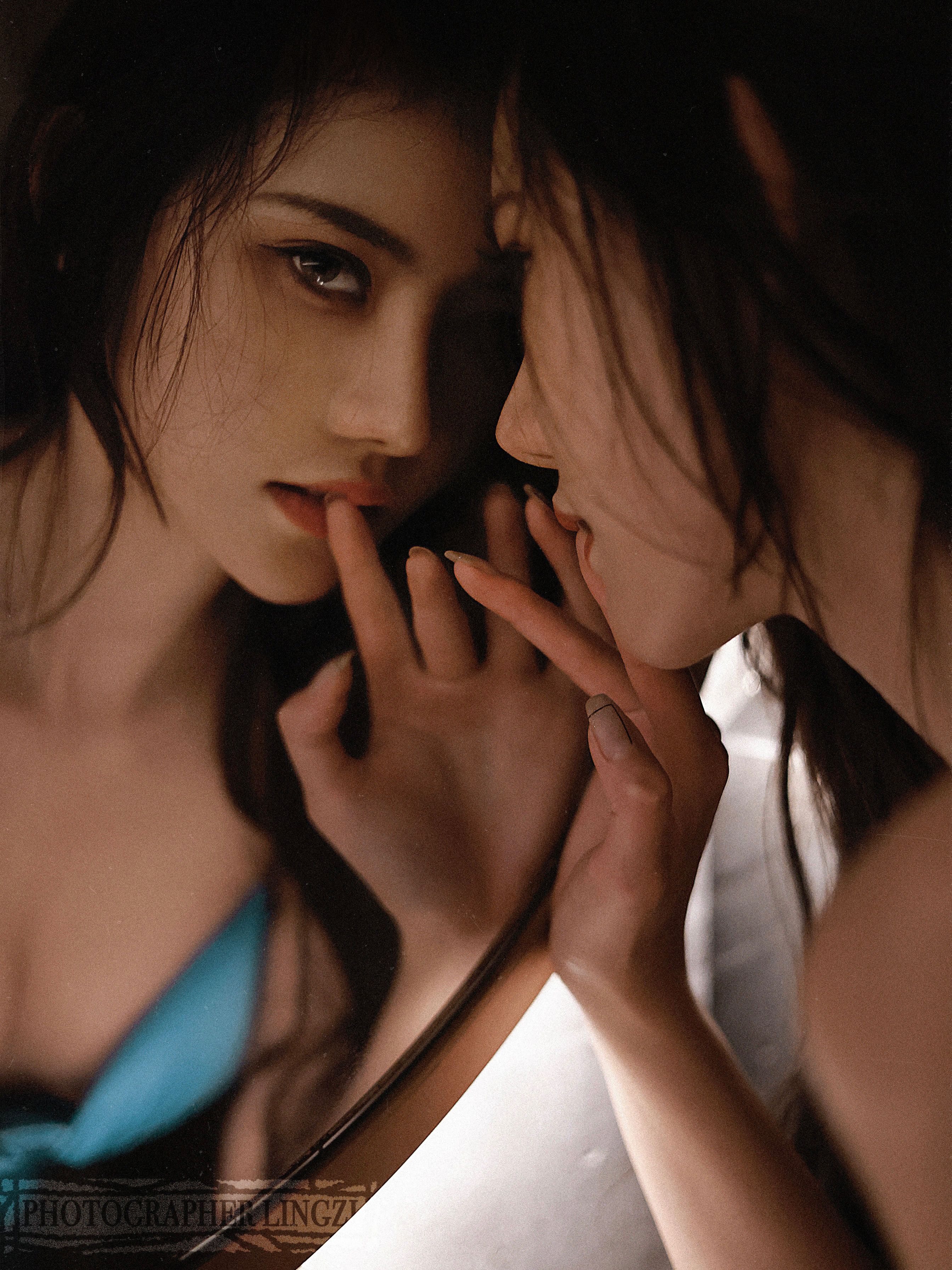 阿朱的镜中诱惑：丝袜美腿与暧昧眼神的致命吸引，探秘隐秘的性感魅力