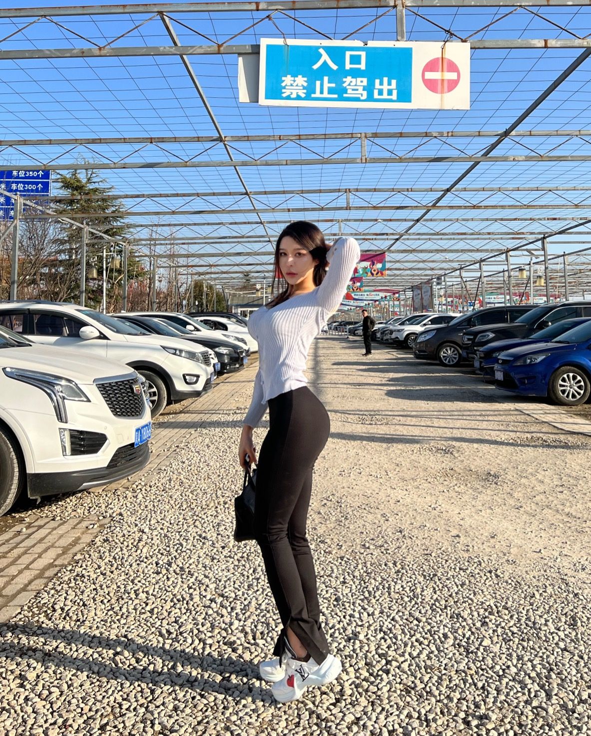 金希儿停车场性感写真：傲人曲线，回眸一笑，撩拨心弦